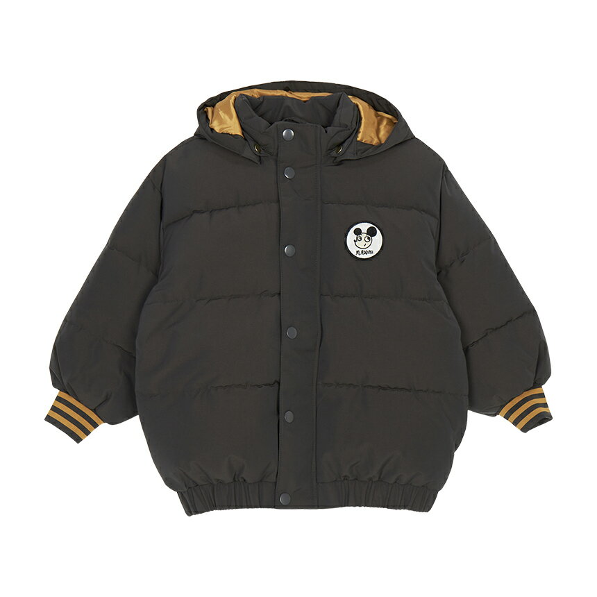 MINI RODINI ミニロディーニ 2025FW ミニロディーニ ジャンパー 商品説明 2025FW ミニロディーニ ジャンパー ブランド MINI RODINI ミニロディーニ 品番 2571010499 素材 Outer & Lining : 100% Polyester カラ― ブラック サイズ サイズ 肩幅 バスト 袖幅 袖丈 総長さ JPサイズ(CM) モデル 104-110 43.5 49 22.5 36 51 3~5세 - 116-122 46 52.5 23.5 41.5 54.5 5~7세 - 128-134 49.5 55 24.5 47 58 7~9세 - 140-146 52.5 58.5 25.5 53.5 62.5 9~11세 - 重さ 1073g(140-146 Size) 生産国 中国 付属品 タグ, 商品, フード(脱着可能) 備考 ● 提供される実測サイズは、測定方法によっては若干異なる場合がございますので、予めご了承下さい。 ● 革製品の場合、ソフトでナチュラルな革で表面が違ったり、微細なシワやスクラッチがあることがありますが、不良品ではありませんので、ご了承ください。 ●メッキ処理された製品の場合、製品の特性上、使用及び摩擦によりメッキがはがれることがあり、メッキの変色、摩耗の毀損などは修理できない場合がありますので、ご了承ください。 ●当店でご購入された商品は、原則として、「個人輸入」としての取り扱いになり、全て韓国の釜山からお客様のもとへ直送されます。 ●個人輸入される商品は、全てご注文者自身の「個人使用・個人消費（日本に居住する者に寄贈される物で、当該寄贈を受ける者の個人的な使用に供される場合を含みます。）」が前提となります。第三者への譲渡・転売が法令で禁止されるもの（医薬品、医薬部外品、化粧品等を含みますが、これに限られません。）もございますのでご注意下さい。 ●色がある場合、モニターの発色の具合によって実際のものと色が異なる場合がある 注意事項(株)ウィズカンパニーの幼児服は、KATRI(韓国衣類試験研究院)で安全認証を経て販売されます。