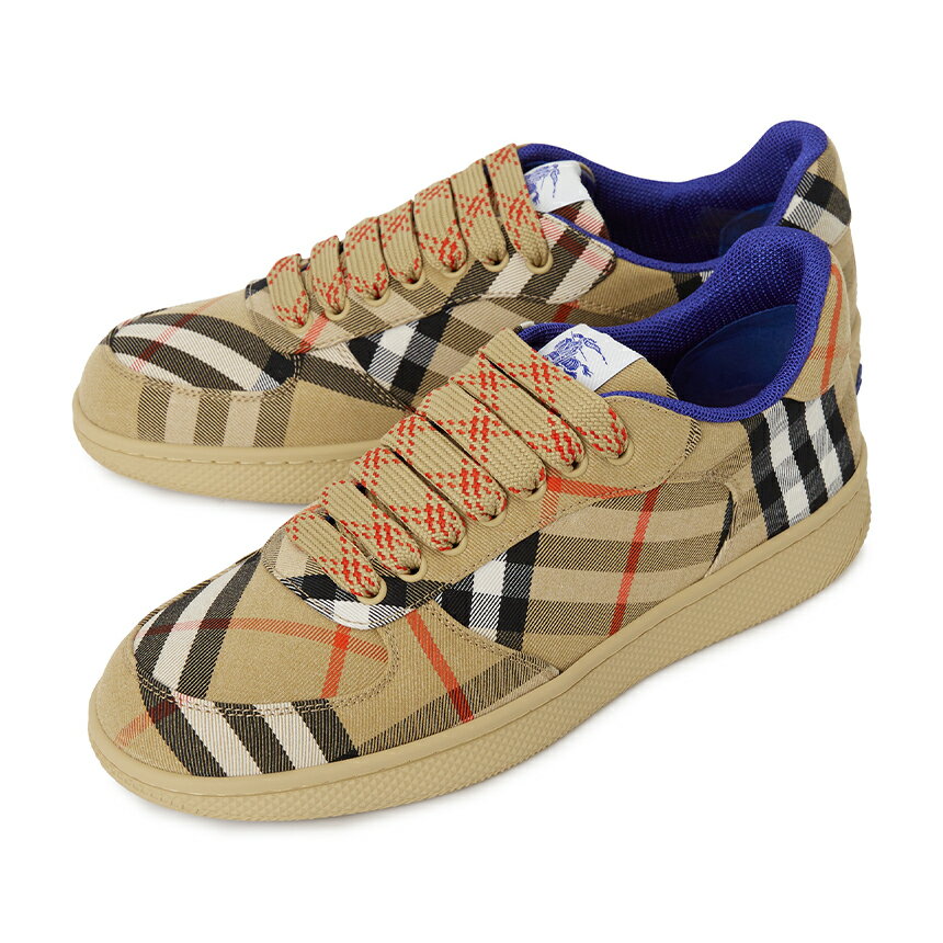 BURBERRY バーバリー 2026SS バーバリー スニーカー 商品説明 2026SS バーバリー スニーカー ブランド BURBERRY バーバリー 品番 8095276 素材 表地 - ポリエステル,コットン, 裏地 - スウェード,ポリエステル カラ― ベージュ サイズ サイズ JPサイズ(CM) 40 26 40.5 26~26.5 41 26.5 41.5 26.5~27 42 27 42.5 27.5 43 28 ヒール 3.5CM 重さ/ケース入り 929g/1685g(40 Size) 生産国 イタリア 付属品 ハードケース, ダストバッグ, スペアストリング, タグ, 商品 備考 ● 提供される実測サイズは、測定方法によっては若干異なる場合がございますので、予めご了承下さい。 ● 革製品の場合、ソフトでナチュラルな革で表面が違ったり、微細なシワやスクラッチがあることがありますが、不良品ではありませんので、ご了承ください。 ●メッキ処理された製品の場合、製品の特性上、使用及び摩擦によりメッキがはがれることがあり、メッキの変色、摩耗の毀損などは修理できない場合がありますので、ご了承ください。 ●当店でご購入された商品は、原則として、「個人輸入」としての取り扱いになり、全て韓国の釜山からお客様のもとへ直送されます。 ●個人輸入される商品は、全てご注文者自身の「個人使用・個人消費（日本に居住する者に寄贈される物で、当該寄贈を受ける者の個人的な使用に供される場合を含みます。）」が前提となります。第三者への譲渡・転売が法令で禁止されるもの（医薬品、医薬部外品、化粧品等を含みますが、これに限られません。）もございますのでご注意下さい。 ●通関時に関税・輸入消費税が課税される可能性があります。課税額はご注文時には確定しておらず、通関時に確定しますので、商品の受け取り時に着払いでお支払いください。詳細は こちらご確認下さい。 ●色がある場合、モニターの発色の具合によって実際のものと色が異なる場合がある 注意事項本製品のバーバリー特有のチェック柄は製品によって異なることがあります。ランダムで発送されるので、ご了承の上、ご購入ください。