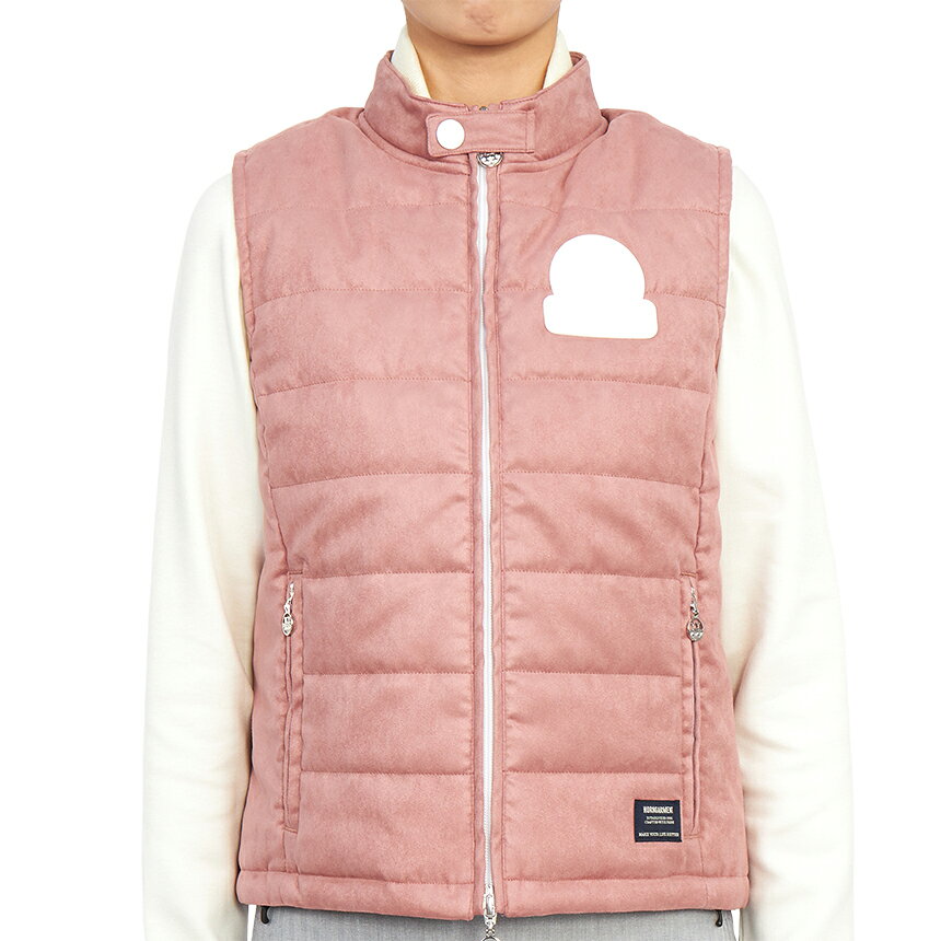 HORN GARMENT ホーンガーメント 2022FW ホーンガーメント ゴルフベスト 商品説明 2022FW ホーンガーメント ゴルフベスト ブランド HORN GARMENT ホーンガーメント 品番 HSW 2C AD03 PINK 素材 Outer : 65% Polyester, 35% Composite Fiber(Polyester) / Lining : 100% Polyester / Filling : 100% Polyester カラ― ピンク サイズ サイズ 肩幅 バスト 袖幅 袖丈 総長さ JPサイズ(CM) モデル 36 36 44.5 - - 55 90 ● 38 36.5 47 - - 57 95 - 40 37 49.5 - - 59 100 - 重さ 421g(40 Size) 生産国 中国 付属品 説明書, タグ, 商品 備考 ● 提供される実測サイズは、測定方法によっては若干異なる場合がございますので、予めご了承下さい。 ● 革製品の場合、ソフトでナチュラルな革で表面が違ったり、微細なシワやスクラッチがあることがありますが、不良品ではありませんので、ご了承ください。 ●メッキ処理された製品の場合、製品の特性上、使用及び摩擦によりメッキがはがれることがあり、メッキの変色、摩耗の毀損などは修理できない場合がありますので、ご了承ください。 ●当店でご購入された商品は、原則として、「個人輸入」としての取り扱いになり、全て韓国の釜山からお客様のもとへ直送されます。 ●個人輸入される商品は、全てご注文者自身の「個人使用・個人消費（日本に居住する者に寄贈される物で、当該寄贈を受ける者の個人的な使用に供される場合を含みます。）」が前提となります。第三者への譲渡・転売が法令で禁止されるもの（医薬品、医薬部外品、化粧品等を含みますが、これに限られません。）もございますのでご注意下さい。 ●通関時に関税・輸入消費税が課税される可能性があります。課税額はご注文時には確定しておらず、通関時に確定しますので、商品の受け取り時に着払いでお支払いください。詳細は こちらご確認下さい。 ●色がある場合、モニターの発色の具合によって実際のものと色が異なる場合がある