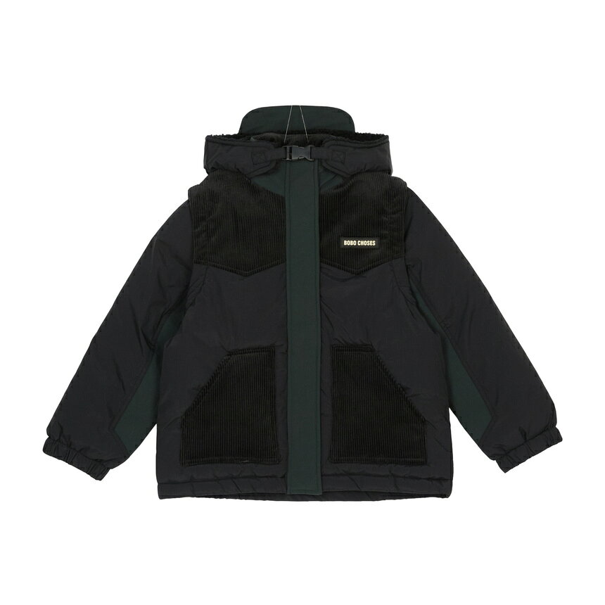 ボボショース 2026FW ボボショース ジャンパー 商品説明 2026FW ボボショース ジャンパー ブランド ボボショース 品番 B226AC104 素材 Outer : Recycled Polyamide, Cotton / Lining : Recycle Polyester カラ― ネイビー サイズ サイズ 肩幅 バスト 袖幅 袖丈 総長さ JPサイズ(CM) モデル 6-7Y - 8-9Y - 10-11Y - 12-13Y - 重さ 生産国 中国 付属品 タグ 備考 液温は30℃を限度とし、洗濯機で弱い洗濯処理ができる。, 塩素系及び酸素系漂白剤の使用禁止, アイロン仕上げ禁止, ドライクリーニング禁止, タンブル乾燥禁止 ● 提供される実測サイズは、測定方法によっては若干異なる場合がございますので、予めご了承下さい。 ● 革製品の場合、ソフトでナチュラルな革で表面が違ったり、微細なシワやスクラッチがあることがありますが、不良品ではありませんので、ご了承ください。 ●メッキ処理された製品の場合、製品の特性上、使用及び摩擦によりメッキがはがれることがあり、メッキの変色、摩耗の毀損などは修理できない場合がありますので、ご了承ください。 ●当店でご購入された商品は、原則として、「個人輸入」としての取り扱いになり、全て韓国の釜山からお客様のもとへ直送されます。 ●個人輸入される商品は、全てご注文者自身の「個人使用・個人消費（日本に居住する者に寄贈される物で、当該寄贈を受ける者の個人的な使用に供される場合を含みます。）」が前提となります。第三者への譲渡・転売が法令で禁止されるもの（医薬品、医薬部外品、化粧品等を含みますが、これに限られません。）もございますのでご注意下さい。 ●通関時に関税・輸入消費税が課税される可能性があります。課税額はご注文時には確定しておらず、通関時に確定しますので、商品の受け取り時に着払いでお支払いください。詳細は こちらご確認下さい。 ●色がある場合、モニターの発色の具合によって実際のものと色が異なる場合がある
