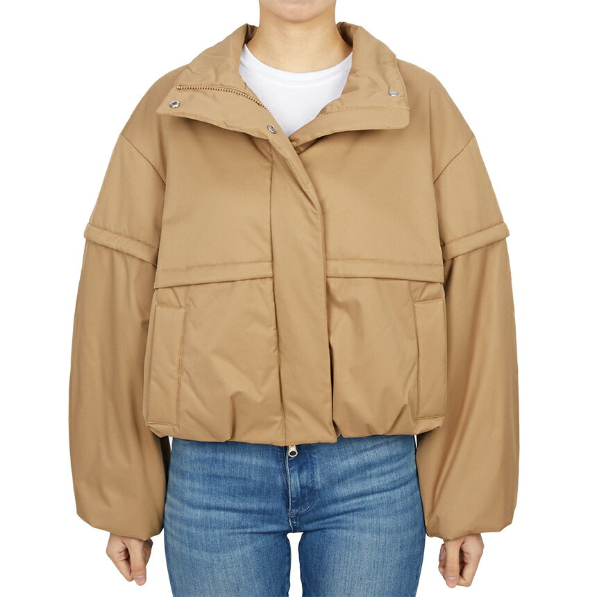 MAX MARA LEISURE マックスマーラレジャー 2025FW マックスマーラレジャー ジャンパー 商品説明 2025FW マックスマーラレジャー ジャンパー ブランド MAX MARA LEISURE マックスマーラレジャー 品番 LINA 001 2526486028 素材 Outer : 100% Polyester / Lining : 100% Polyamide / Filling : 49% Polyester, 46% Camel Wool, 5% Silk カラ― ベージュ サイズ サイズ 肩幅 バスト 袖幅 袖丈 総長さ JPサイズ(CM) モデル 38 53.5 60.5 26 52 55 85~90 ● 40 55 61.5 26.5 53 56.5 90~95 - 42 56.5 62.5 27 54 58 95~100 - 重さ 697g(42 Size) 生産国 イタリア 付属品 ハンガー, タグ, 商品 備考 ● 提供される実測サイズは、測定方法によっては若干異なる場合がございますので、予めご了承下さい。 ● 革製品の場合、ソフトでナチュラルな革で表面が違ったり、微細なシワやスクラッチがあることがありますが、不良品ではありませんので、ご了承ください。 ●メッキ処理された製品の場合、製品の特性上、使用及び摩擦によりメッキがはがれることがあり、メッキの変色、摩耗の毀損などは修理できない場合がありますので、ご了承ください。 ●当店でご購入された商品は、原則として、「個人輸入」としての取り扱いになり、全て韓国の釜山からお客様のもとへ直送されます。 ●個人輸入される商品は、全てご注文者自身の「個人使用・個人消費（日本に居住する者に寄贈される物で、当該寄贈を受ける者の個人的な使用に供される場合を含みます。）」が前提となります。第三者への譲渡・転売が法令で禁止されるもの（医薬品、医薬部外品、化粧品等を含みますが、これに限られません。）もございますのでご注意下さい。 ●色がある場合、モニターの発色の具合によって実際のものと色が異なる場合がある 注意事項本商品は入庫時期によって原産地が異なります。ランダムで発送されますので、ご了承の上、ご購入ください。(この理由により無償交換、返品はお受け致しかねますので、ご了承ください。) 本商品の流通過程中に破損したハンガーが多く、構成品のハンガーは通常のハンガーに代わって出荷される場合がございますのでご購入前に必ずご確認ください。