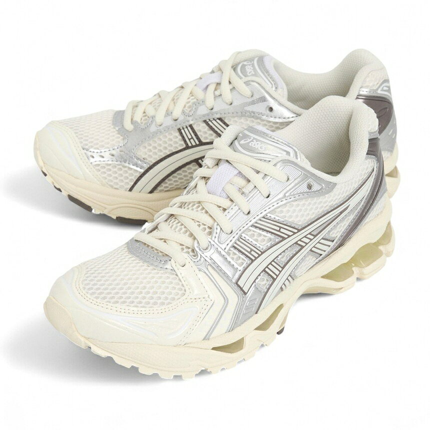 アシックス 2026FW アシックス スニーカー 商品説明 2026FW アシックス スニーカー ブランド アシックス 品番 1203A537 118 素材 表地 - 人工皮革,合成繊維, 裏地 - コットン カラ― アイボリー サイズ サイズ JPサイズ(CM) 5 23.5 5.5 24 6 24.5 6.5 25 7 25~25.5 7.5 25.5 8 26 8.5 26.5 9 27 9.5 27.5 10 28 ヒール 4CM 重さ/ケース入り 551g/719g(5 Size) 生産国 ベトナム 付属品 ハードケース 備考 洗濯禁止（柔らかい布などで拭いてください。革製品の場合、使い方や環境（湿度、温度、雨、雪、光、摩擦、体熱や汗）によって製品の移染及び損傷、変形の可能性があるのでご注意ください。革製品の損傷および変形または引き手などの付属品の毀損や紛失などで追加付属品の提供はできませんのでAアフタサービスは不可とさせていただきます。 ● 提供される実測サイズは、測定方法によっては若干異なる場合がございますので、予めご了承下さい。 ● 革製品の場合、ソフトでナチュラルな革で表面が違ったり、微細なシワやスクラッチがあることがありますが、不良品ではありませんので、ご了承ください。 ●メッキ処理された製品の場合、製品の特性上、使用及び摩擦によりメッキがはがれることがあり、メッキの変色、摩耗の毀損などは修理できない場合がありますので、ご了承ください。 ●当店でご購入された商品は、原則として、「個人輸入」としての取り扱いになり、全て韓国の釜山からお客様のもとへ直送されます。 ●個人輸入される商品は、全てご注文者自身の「個人使用・個人消費（日本に居住する者に寄贈される物で、当該寄贈を受ける者の個人的な使用に供される場合を含みます。）」が前提となります。第三者への譲渡・転売が法令で禁止されるもの（医薬品、医薬部外品、化粧品等を含みますが、これに限られません。）もございますのでご注意下さい。 ●通関時に関税・輸入消費税が課税される可能性があります。課税額はご注文時には確定しておらず、通関時に確定しますので、商品の受け取り時に着払いでお支払いください。詳細は こちらご確認下さい。 ●色がある場合、モニターの発色の具合によって実際のものと色が異なる場合がある 注意事項本商品は素材の特性上、使用過程により表面が剥がれることがあります。 れは不良品ではなく、交換及び返品はお受け致しかねます。ご了承ください。