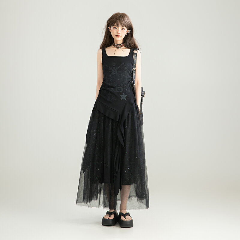 【KEIKO】クールエッジ アシンメトリー トップス 盛夏 フェス アメリカンクール ポリエステル キャミソール ブラック フリル裾 サマー グラマラス系 ノースリーブ 軽量 大人可愛い 透け感 細ストラップ 吸汗速乾 リブ編み 肌見せ かわいい リゾート アシンメトリータンク