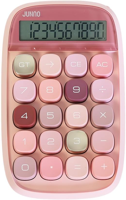 ぽこぽこボタンがクセになる！ まるっとかわいいボタン、レトロなカラー、ころんとしたフォルム。 まるでタイポライターのように、ぽこぽこ心地よい押し心地が楽しめる電卓です。 勉強やお仕事が、ちょっぴり楽しくなるアイテムです。 丸みを帯びたキーキャップと、程よい押しごたえのあるボタンが、まるでタイプライターやレトロなPCキーボードのような感覚。 押すたびに心地よいクリック感があり、使うほどに愛着が湧きます。 インテリアとしても映えるデザインで、オフィスや勉強机に置くだけで気分が上がる色使い。 大きめの液晶画面で視認性が高く、長時間の使用でも目が疲れにくい設計。 基本的な計算機能はもちろん、「GT（グランドトータル）」や「CE（クリアエントリー）」など、実用的な機能も備えています。 片手でも持ちやすく、デスク上でも邪魔にならないコンパクト設計。 外出先での使用にも適しており、バッグに入れて持ち運びもしやすい。 サイズ：W95 x H30 x D150 mm / 150g