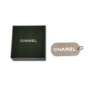 【中古】良品 CHANEL シャネル ロゴプレート ドッグタグ チャーム アクセサリー 箱付き シルバー レディース Luxs ブランド古着のリュクス