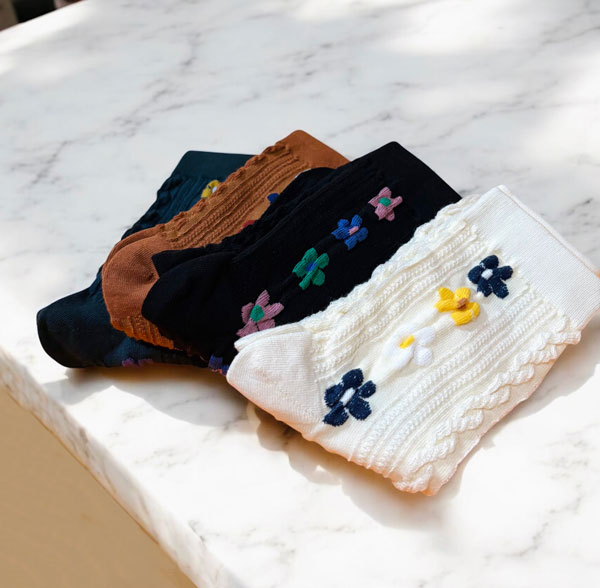 お得な3足セット！いつものお出かけがもっと楽しくなる♪♪ エンボス加工の立体フラワー ミドル丈 ソック..