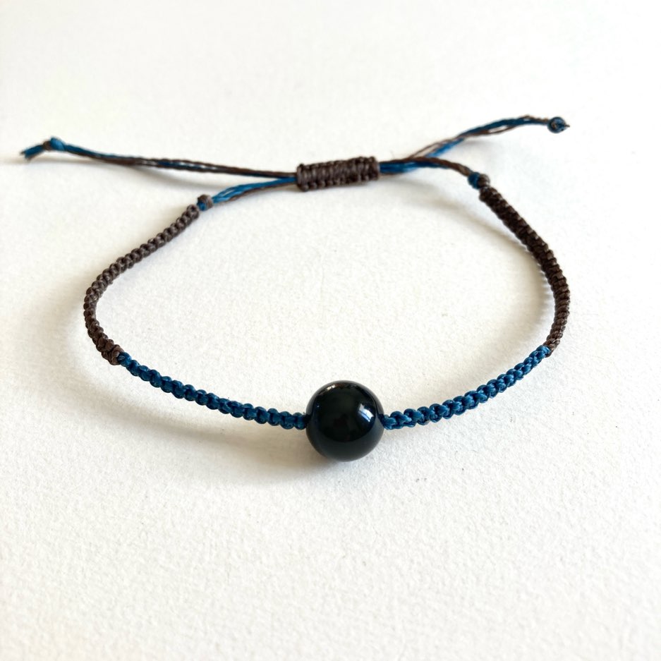 商品情報素材/材質オブシディアン（メキシコ産）ワックスコード（ポリエステル製）サイズ/寸法石の大きさ約0.9センチフリーサイズ最大29センチまで調節可能ですその他商品説明ワックスコード汚れにくく汗水に強く丈夫な素材です。天然石を使用しています優しくお取り扱いください。注意モニター発色の具合により色合いが異なる場合がございます。天然鉱物の為、インクリュージョン、クラック、研磨由来の凹凸がある場合があります。