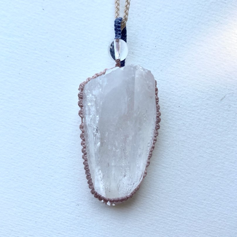 商品情報素材/材質レムリアンクォーツ （コロンビア産）レムリアンクォーツビーズ（ブラジル産）水晶ビーズ　（ブラジル産）ワックスコード（ポリエステル製）サイズ/寸法石の大きさ4.7x2.5センチ約28g首ひも最大39.5センチまで調節可能ですその他商品説明ワックスコード汚れにくく汗水に強く丈夫な素材です。より長くお使いいただく為、調整は首ひもを持って行ってください。　　産出由来の劈開、インクルージョンがある場合があります。トップ部も産出由来の状態、未加工となっています。大変繊細な天然の鉱物です、優しくお取り扱いください。注意モニター発色の具合により色合いが異なる場合がございます。天然鉱物の為、インクリュージョン、クラック、研磨由来の凹凸がある場合があります。