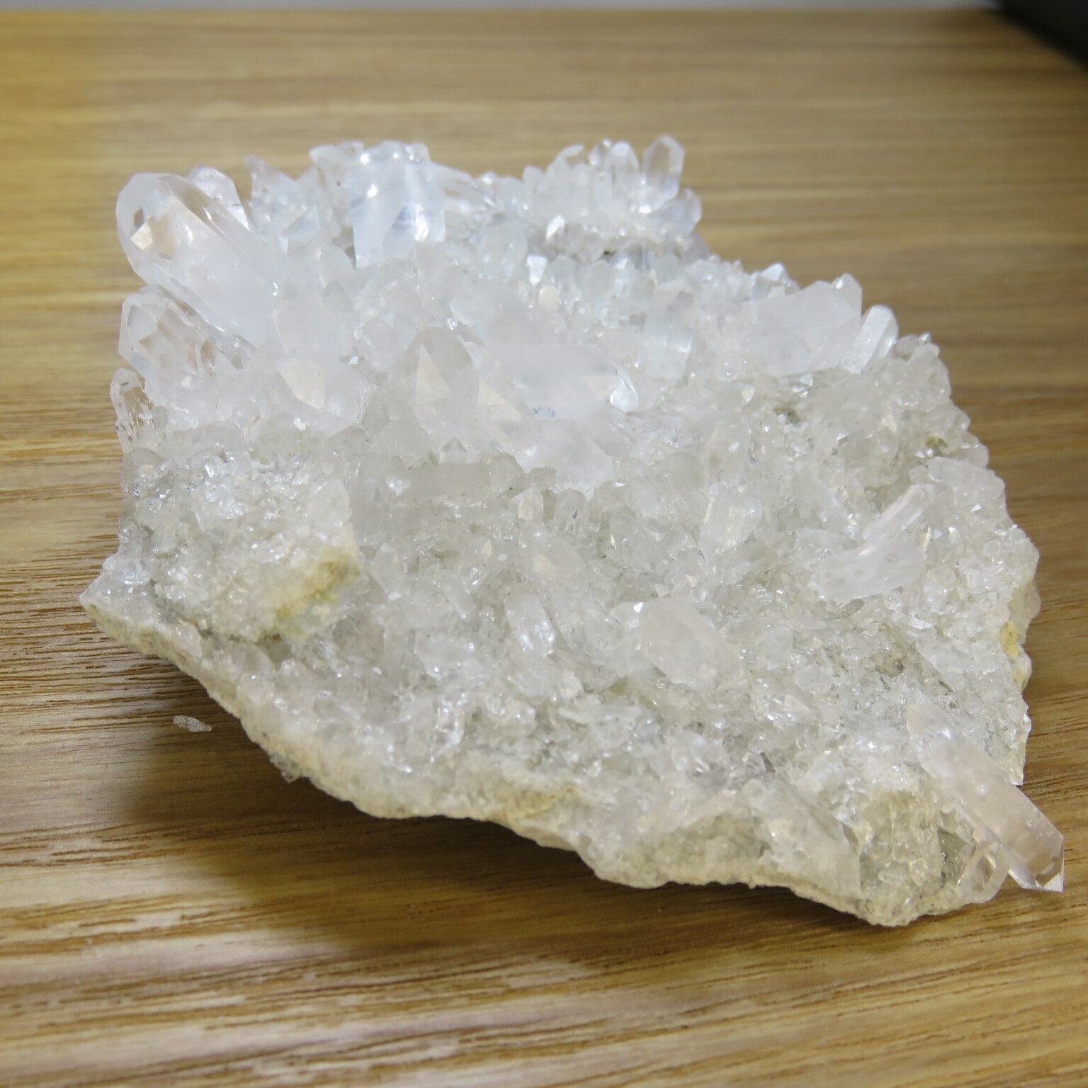 ミナスジェライス州の中央部に位置するトマス・ゴンザガ産の水晶は、数あるブラジルの水晶の産地の中でも特に美しい結晶が産出される事で知られる最高峰の産地です。 透明度、艶、輝き、結晶の形とどれをとっても一級品とされています。 しかしながら近年は...