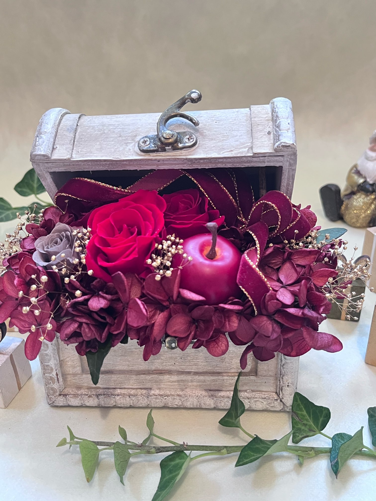 【プリザーブドフラワー】ギフト　プレゼント　ボックス　クリスマス　お誕生日　結婚祝い　母の日　敬老の日　退職　卒業 　お見舞い　赤 【スーパー SALE半額】のサムネイル