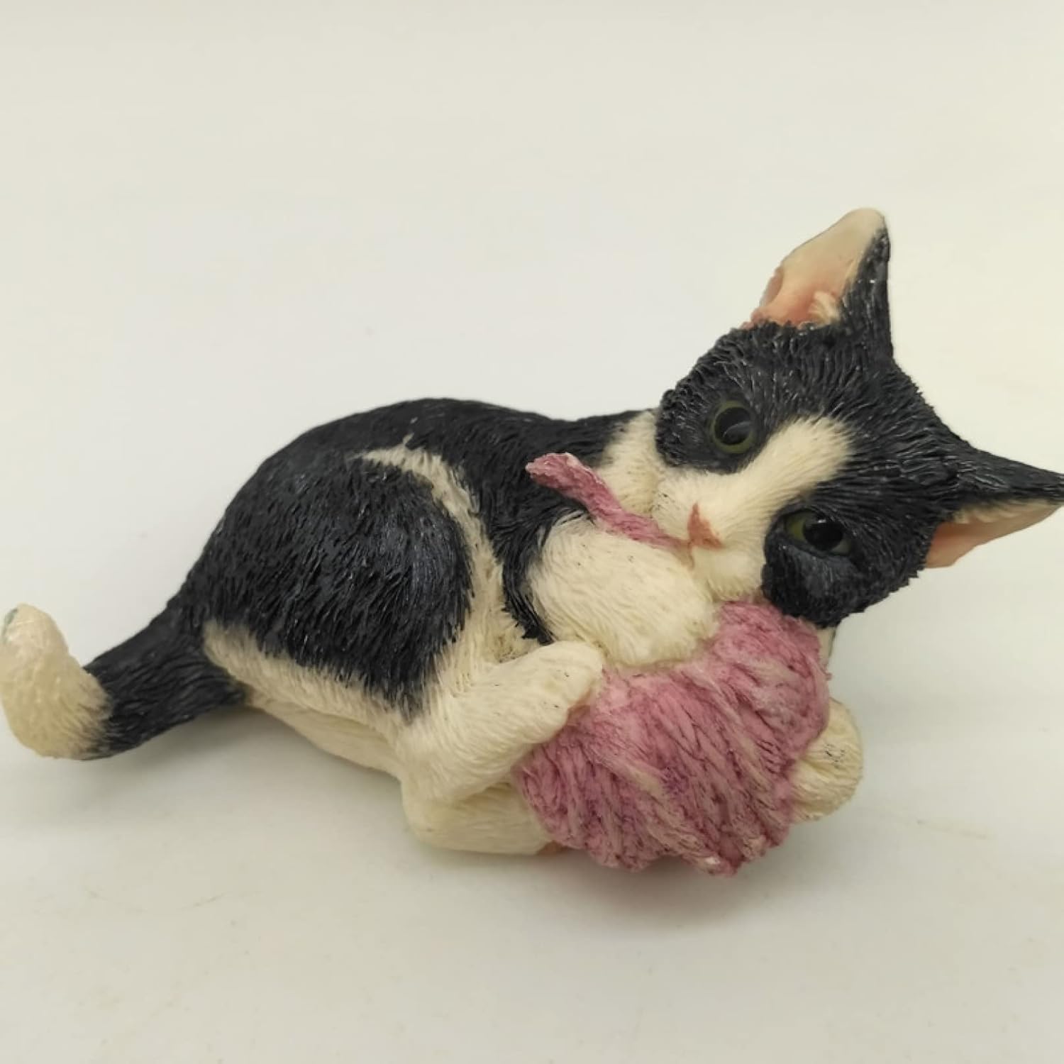 　　　 ◆◇◆売れている秘密◆◇◆ 【サイズ】 ■長さ：約7CM　高さ：約7CM。■材質：樹脂。サイズ表記は、商品実物の実寸となります。 すべて手作業にて採寸を行っておりますので、若干の誤差が生じる場合があります。 お届け日は約9-13日ですが、天候や新型コロナウイルスなどの影響で遅くなる場合もございます。突然の状況があれば、メールで連絡させていただきます。 【本物そっくり猫の置物】リアルすぎてドキッとするほど本物そっくりなネコのガーデンオーナメントです。あなたの癒しになること間違いなしの猫ちゃんです。 ガーデニングにはもちろんのことお部屋のインテリアにも最適です。 【雰囲気アップ?可愛いデザイン】愛らしい猫のオーナメントです。お庭のオーナメントにお部屋のアクセントにインテリア、オブジェに色々なアイテムと組み合わせれば楽しく注目の的に！勿論、そのままおいても可愛くて癒されてしまいます。 【滑らかで柔軟:】このミニ猫は、滑らかで快適で柔軟な表面を持つ樹脂素材で作られており、表面コーティングは防水性と防錆性があり、大雨や日光の下でも色あせしません。 高温でも簡単に変形しません。 【適用場合】猫好きの方へのお誕生日プレゼントや 開店祝い 新築祝い 結婚祝い 結婚記念日 出産祝い 歓送迎会 記念品 卒業祝い 入学祝い 退職祝い 送別会 内祝い お見舞い 自宅用 贈答用 記念日 母の日 父の日 敬老の日 クリスマス お中元 お歳暮 バレンタインデー ホワイトデーにも最適です。 　　　◆◇◆注意事項◆◇◆ご覧のモニターの環境、撮影環境により実物と色味が異なって見える場合がございます。湿った状態で他のものと擦り合わせると色が移る恐れがあります。濃色品の洗濯時は、白色、淡色と分けて洗ってください。説明 【商品名】 ：猫の置物 【素材】：レジン製 【サイズ】 ■長さ：約7CM　高さ：約7CM ※サイズ表記は、商品実物の実寸となります。すべて手作業にて採寸を行っておりますので、若干の誤差が生じる場合があります。予めご了承下さいませ。 ????????????????????オススメポイント??????????????????????? 【品質いい材料を採用】 高-品質の樹脂と環境に優しい塗料でできており、絶妙で耐摩耗性があり、耐候性があります。滑らかなラインとエレガントな外観を備えた環境に優しい合成樹脂。 【雰囲気アップ】 見えるところに飾れば、その愛くるしい姿に癒される。とにかく本物そっくりに仕上がるのが魅力で、飾っても、大切な人へのプレゼントにオススメです！ 【広い用途】 屋外屋内問わず飾ることができます。ガーデン用だけでなく室内で塀の上?事務室?卓上?部屋?マイクロ景観や階段などにオブジェとして使っていただくのも素敵です。 【ご注意】 ■商品写真はできる限り実物の色に近づけるよう加工しておりますが、お客様が使用するパソコンのモニター設定や部屋の照明により多少、色の変化が感じられる場合がございます。 ■ キーワード： オーナメント ガーデンオーナメント オブジェ カエル 置物 庭オブジェ ガーデンオブジェ ガーデニング雑貨 インテリア雑貨 置き物 アニマルオブジェ インテリア小-物 樹脂オブジェ おもちゃ DIYキット おきもの 座る置物 おもしろグッズ ウサギのオブジェ アウトドア プレゼント お庭 心癒し かわいい キュート 雑貨 北欧雑貨 動物 モデル かわいいプレゼント DIY