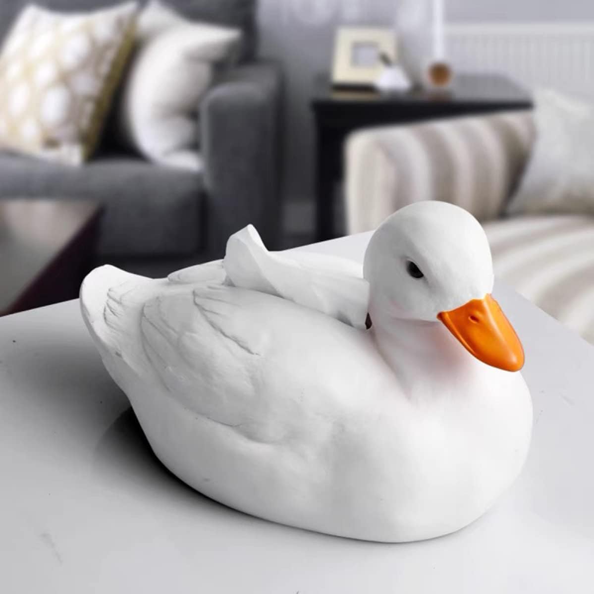 　　　 ◆◇◆売れている秘密◆◇◆ 【商品名】：ティッシュボックス【材質】セラミック。【サイズ】●タイプ1=長さ（30cm）高さ（11cm） ●タイプ2=長さ（22cm）高さ（31cm） ●タイプ3=長さ（26cm）高さ（17cm）。 お届け日は約9-13日ですが、天候や新型コロナウイルスなどの影響で遅くなる場合もございます。突然の状況があれば、メールで連絡させていただきます。 鮮やかな表情を持つかわいいアヒル。軽量で豪華なデザイン、無限の楽しみ、デスクトップに美しい風景を追加します。アヒル形とティッシュボックスの絶妙なフレンチボックスの組み合わせは、家の装飾において役割を果たすことができる美しく実用的な装飾です。 居間、キッチン、寝室、書店、バスルーム、洗面所やキッチンなどの水回りでもお使い頂けます。絶妙なデザインはそれをあなたの部屋を飾るインテリアの一部にします。 おしゃれな室内装飾にもなります。 ティッシュケースはコンパクトで場所を取らないので、スペースに余裕のないデスク周りや棚中にもスッキリ収まります。セラミック製なので汚れに強くお手入れも簡単。 袋や箱のまま底面から簡単に出し入れできます。取り出し口も広くティッシュもさっと取り出せます。 　　　◆◇◆注意事項◆◇◆ご覧のモニターの環境、撮影環境により実物と色味が異なって見える場合がございます。湿った状態で他のものと擦り合わせると色が移る恐れがあります。濃色品の洗濯時は、白色、淡色と分けて洗ってください。説明 【商品名】 ：ティッシュボックス 【素材】：セラミック 【スタイル】：北欧?INS風 【サイズ】 タイプ1=長さ（30cm）高さ（11cm） タイプ2=長さ（22cm）高さ（31cm） タイプ3=長さ（26cm）高さ（17cm） ●底が開いているため、空のティッシュボックスを簡単に交換できます。カバーを持ち上げて新しいボックスを下に置くだけです。 ●家中のエンドテーブル、ナイトスタンド、カウンタートップ、洗面化粧台、デスクに最適です。 ●キッチン、リビングルーム、ファミリールーム、オフィス、クラフトルーム、寝室などで使用します。 ●家、アパート、コンドミニアム、大学の寮の部屋、RV、キャンピングカーに最適 ●表現は鮮やかで、画像は色付きの釉薬セラミックスで作られており、高温、環境にやさしく健康的で焼成され、 ●背面のティッシュボックスの開口部は外観に影響を及ぼさず、つかむのに便利です。 ●耐水性のあるケースのため、水回りでもティッシュの劣化を気にせずご使用になれます。 ●アルコールうぇっとてぃっしゅ等での除菌もでき、軽く拭くだけで汚れが落ちるので、サニタリー等でも清潔を保てます。 ■ キーワード： ●記念日 プレゼント置き物 動物の装飾品 オーナメント 置物 置き物 オブジェ セラミック 北欧 INS ホームデコ 展示用 贈り物 記念品 癒し 雰囲気 収納 ボックス ●置物 雑貨 カントリー 便利グッズ 小物入れ 創造的 モデル ディスプレイ クリエイティブ 工芸品 トイレ キッチン 洗面所収納 ティッシュボックス ティッシュケース ●ティッシュカバー ペーパーポット ティッシュ ケース トイレットペーパーホルダー 収納ケース ティッシュボックスカバー おしゃれ雑貨 置物クラフト スタイリッシュ オフィスの装飾