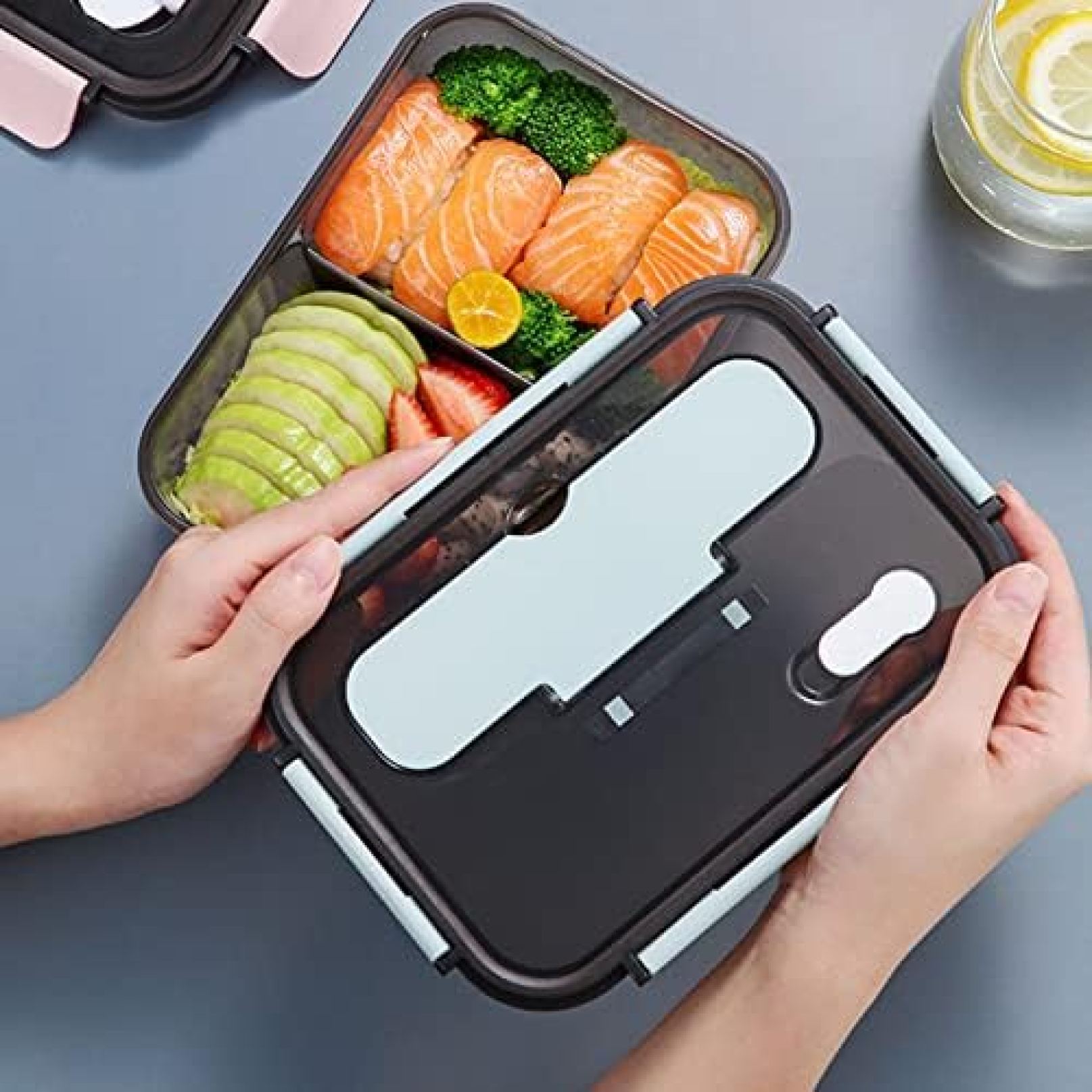　　　 ◆◇◆売れている秘密◆◇◆ ?PPシリコーン素材：この弁当箱はPPとシリコーン素材で作られており、安全で環境に優しいです。 材料で作られた、それは人間の健康に良いです。 1500mlの大容量：1100mlの大容量収納スペースがあり、友達や家族とシェアしたり、ピクニックやお弁当に持ち出すのに最適なサイズです。お子様の運動会や学校のお弁当にもぴったりです。 安全で環境に優しいPPシリコーン素材：PPとシリコーン素材を使用しており、人間の健康に良く、環境にやさしいです。安心してお弁当を楽しむことができます。 カトラリー付き：スプーンとフォークが付属しており、ランチボックス内に収納されています。いつでもどこでも食事を楽しむことができ、清潔で安全な状態で持ち運びができます。 多目的に使用可能：学生、オフィスワーカー、学校、キャンプ、お花見など様々な場面で活躍するランチボックスです。電子レンジ使用も可能で、スプーンやフォークも付属しているので、便利にお食事を楽しむことができます。 　　　◆◇◆注意事項◆◇◆ご覧のモニターの環境、撮影環境により実物と色味が異なって見える場合がございます。湿った状態で他のものと擦り合わせると色が移る恐れがあります。濃色品の洗濯時は、白色、淡色と分けて洗ってください。説明 大容量3コンパートメント弁当箱 - 子供から大人まで幅広く使えるランチボックス(青)Pシリコーン素材：この弁当箱はPPとシリコーン素材で作られており、安全で環境に優しいです。 材料で作られた、それは人間の健康に良いです。 1500ml容量：1100mlの大容量で友達や家族とシェアするにもピッタリ。ピクニックや運動会、お弁当に最適な使いやすいサイズです。 PPシリコーン素材：環境にやさしいPPとシリコーン素材使用。人間の健康に配慮した安全な素材で作られています。 カトラリー付き：スプーンとフォークが付属し、ランチボックス内にデザインされた収納スペースにはまっていて衛生的かつ安全です。いつでもカトラリーが手元にあります。 幅広い用途：学生、オフィスワーカー、学校やオフィスで使用するのに最適なランチボックス。電子レンジ対応でキャンプや花火見物にも便利。スプーンや箸も付いているので食事をより快適に楽しめます。