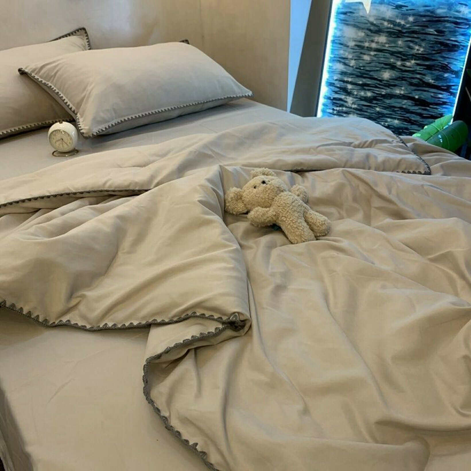 　　　 ◆◇◆売れている秘密◆◇◆ 【内容と仕様】（シングル）：夏布団用150*200cm、フラットシーツ230*250cm、枕カバー48*74cm*2 （セミダブル）：夏布団用180*220cm、フラットシーツ230*250cm、枕カバー48*74cm*2 （ダブル）：夏布団用200*230cm、フラットシーツ230*250cm、枕カバー48*74cm*2 【柔らか?爽やか】：通気性と吸放湿性優れて、洗濯しても早く乾きます。敏感肌にもやさしく美肌効果のある身体に優しい素材として昔から重宝されています。赤ちゃんも安心してお使い頂けます。洗濯機OKで丸洗いできます。 【シルクのような触感】： レーヨン50％＋ポリエステル50％で作られた側生地には、光沢感があり、なめらかでまるでシルクのような触感です。肌の弱い方、特に年齢的に肌が弱ってきている年配の方などには非常に相性がいいので、肌が弱いためシルクの掛け布団を探しているという方には特にお勧めできる。 【ひんやり気持ちよくお肌を守る布団カバー】： 寝苦しい夜も心地よく眠りにつける布団カバーです。接触冷感素材を使用。寝返りのたびに心地良いひんやり感が伝わり、寝苦しい夜にもひんやりとした感触をお楽しみいただけます。冷房との併用でさらにひんやり！。 【睡眠経験を楽しめる】： 寝具は、肌に触れ毎日使うもので、快適な睡眠時間を楽しめるかどうか関わっています。レディース、子供、敏感体質の人でも優しい眠りを楽しめます。光沢があって、高級があります。 　　　◆◇◆注意事項◆◇◆ご覧のモニターの環境、撮影環境により実物と色味が異なって見える場合がございます。湿った状態で他のものと擦り合わせると色が移る恐れがあります。濃色品の洗濯時は、白色、淡色と分けて洗ってください。説明 【ご来店ありがとうございます】 ※購入前に慎重にサイズをお選びくださいますようお願いいたします。 ※フラットシーツのサイズは実際のベッドサイズより大きく測ってお選びください。 ※ご使用前には一度お洗濯をしてください。 【丸洗いOK＆着脱が簡単】 布団カバーは入り口部分は開閉しやすいファスナータイプ。お洗濯時のカバー交換も楽々とできます。 冬でも寝ている時は意外と汗をかいています。だからお手入れも簡単な方がいいです。お家での洗濯機で簡単に洗えるので、いつも清潔に保ちます。 【洗濯方法】 ※洗濯機で洗えます。何度も洗濯機で気軽に洗えるので、いつでも清潔と快適に保てます。 ※長くご愛用いただくためには、乾燥機や漂白剤の使用をできるだけお避け下さい。 ※生地に負担をかけ、色ちゃや毛羽立ちの原因にもなります。 ※濃い色のものと一緒のお洗濯にもお避け下さい。 【ご注意】： ▼サイズが手測りですので、多少の誤差があり、あらかじめご了承ください。 ▼商品写真はできる限り実物の色に近づけるよう加工しておりますが、お客様のお使いのモニター設定、お部屋の照明等により実際の商品と色味が異なる場合がございます。 ▼この商品は海外倉庫より直送のため、発送後7-10日前後にお届けします。 ※もし、商品について何が質問があれば或いは届けた商品には何が問題があれば、メールで連絡してください。平日9:00-18:315に返事いたします。よろしくお願いします。