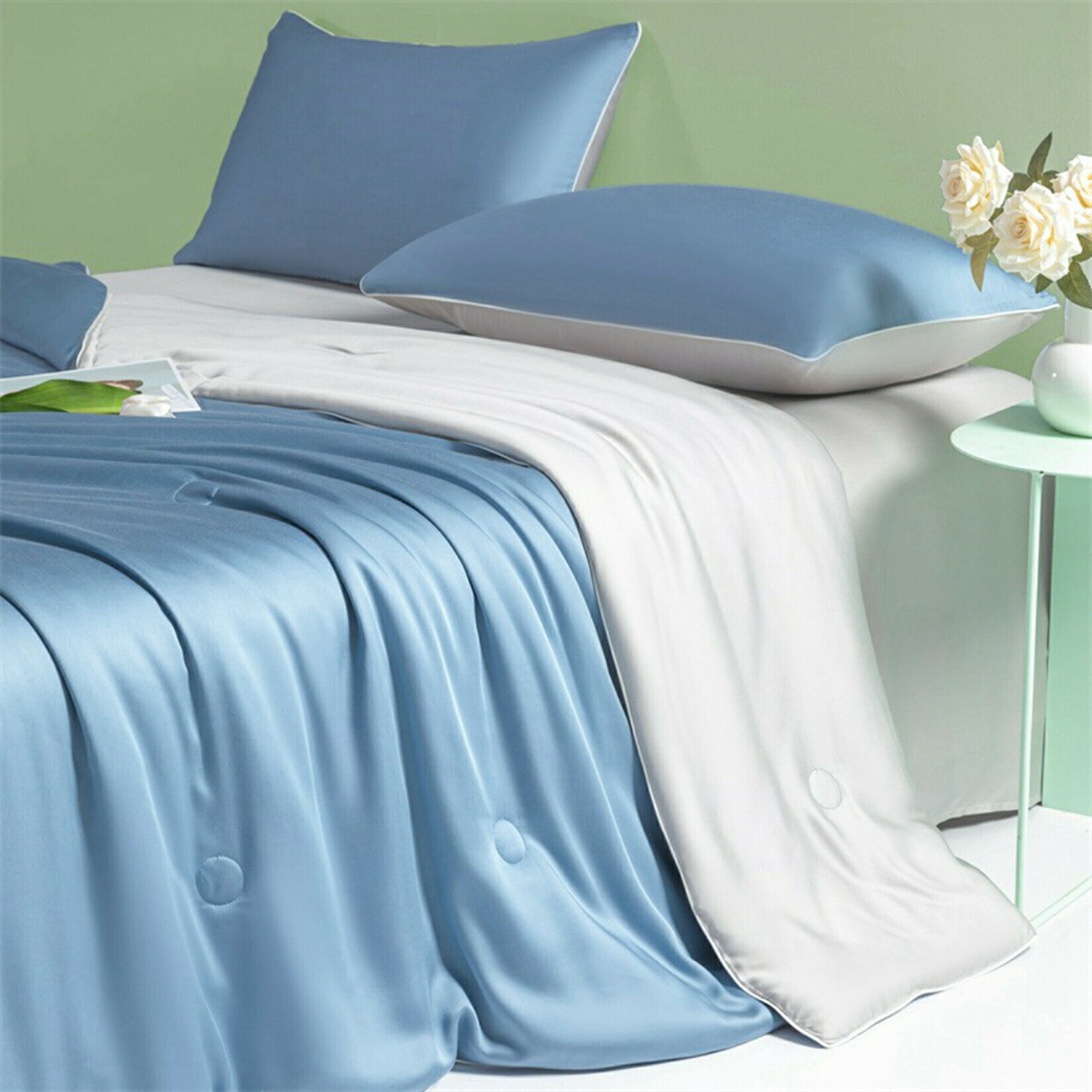　　　 ◆◇◆売れている秘密◆◇◆ 【内容と仕様】（シングル）：夏布団用150*200cm、フラットシーツ230*250cm、枕カバー48*74cm*2 （セミダブル）：夏布団用180*220cm、フラットシーツ230*250cm、枕カバー48*74cm*2 （ダブル）：夏布団用200*230cm、フラットシーツ230*250cm、枕カバー48*74cm*2 【柔らか?爽やか】：通気性と吸放湿性優れて、洗濯しても早く乾きます。敏感肌にもやさしく美肌効果のある身体に優しい素材として昔から重宝されています。赤ちゃんも安心してお使い頂けます。洗濯機OKで丸洗いできます。 【シルクのような触感】： レーヨン50％＋ポリエステル50％で作られた側生地には、光沢感があり、なめらかでまるでシルクのような触感です。肌の弱い方、特に年齢的に肌が弱ってきている年配の方などには非常に相性がいいので、肌が弱いためシルクの掛け布団を探しているという方には特にお勧めできる。 【ひんやり気持ちよくお肌を守る布団カバー】： 寝苦しい夜も心地よく眠りにつける布団カバーです。接触冷感素材を使用。寝返りのたびに心地良いひんやり感が伝わり、寝苦しい夜にもひんやりとした感触をお楽しみいただけます。冷房との併用でさらにひんやり！。 【睡眠経験を楽しめる】： 寝具は、肌に触れ毎日使うもので、快適な睡眠時間を楽しめるかどうか関わっています。レディース、子供、敏感体質の人でも優しい眠りを楽しめます。光沢があって、高級があります。 　　　◆◇◆注意事項◆◇◆ご覧のモニターの環境、撮影環境により実物と色味が異なって見える場合がございます。湿った状態で他のものと擦り合わせると色が移る恐れがあります。濃色品の洗濯時は、白色、淡色と分けて洗ってください。説明 【ご来店ありがとうございます】 ※購入前に慎重にサイズをお選びくださいますようお願いいたします。 ※フラットシーツのサイズは実際のベッドサイズより大きく測ってお選びください。 ※ご使用前には一度お洗濯をしてください。 【丸洗いOK＆着脱が簡単】 布団カバーは入り口部分は開閉しやすいファスナータイプ。お洗濯時のカバー交換も楽々とできます。 冬でも寝ている時は意外と汗をかいています。だからお手入れも簡単な方がいいです。お家での洗濯機で簡単に洗えるので、いつも清潔に保ちます。 【洗濯方法】 ※洗濯機で洗えます。何度も洗濯機で気軽に洗えるので、いつでも清潔と快適に保てます。 ※長くご愛用いただくためには、乾燥機や漂白剤の使用をできるだけお避け下さい。 ※生地に負担をかけ、色ちゃや毛羽立ちの原因にもなります。 ※濃い色のものと一緒のお洗濯にもお避け下さい。 【ご注意】： ▼サイズが手測りですので、多少の誤差があり、あらかじめご了承ください。 ▼商品写真はできる限り実物の色に近づけるよう加工しておりますが、お客様のお使いのモニター設定、お部屋の照明等により実際の商品と色味が異なる場合がございます。 ▼この商品は海外倉庫より直送のため、発送後7-10日前後にお届けします。 ※もし、商品について何が質問があれば或いは届けた商品には何が問題があれば、メールで連絡してください。平日9:00-18:315に返事いたします。よろしくお願いします。