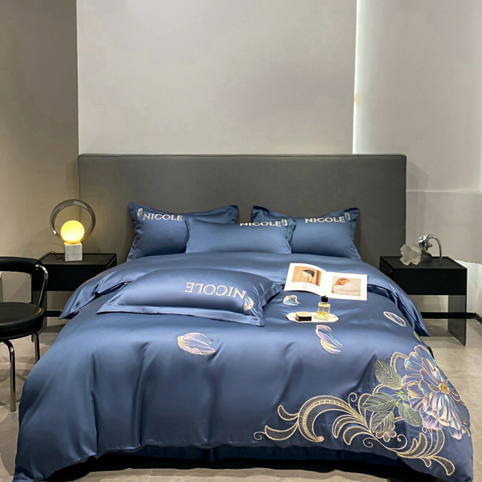 　　　 ◆◇◆売れている秘密◆◇◆ 【内容と仕様】（セミダブル）：掛け布団カバー200*230cm、フラットシーツ245*250cm、枕カバー48*74cm*2 （ダブル）：掛け布団カバー220*240cm、フラットシーツ245*270cm、枕カバー48*74cm*2 【柔らか?爽やか】：通気性と吸放湿性優れて、洗濯しても早く乾きます。敏感肌にもやさしく美肌効果のある身体に優しい素材として昔から重宝されています。赤ちゃんも安心してお使い頂けます。洗濯機OKで丸洗いできます。 【シルクのような触感】： レーヨン50％＋ポリエステル50％で作られた側生地には、光沢感があり、なめらかでまるでシルクのような触感です。肌の弱い方、特に年齢的に肌が弱ってきている年配の方などには非常に相性がいいので、肌が弱いためシルクの掛け布団を探しているという方には特にお勧めできる。 【ひんやり気持ちよくお肌を守る布団カバー】： 寝苦しい夜も心地よく眠りにつける布団カバーです。接触冷感素材を使用。寝返りのたびに心地良いひんやり感が伝わり、寝苦しい夜にもひんやりとした感触をお楽しみいただけます。冷房との併用でさらにひんやり！。 【睡眠経験を楽しめる】： 寝具は、肌に触れ毎日使うもので、快適な睡眠時間を楽しめるかどうか関わっています。レディース、子供、敏感体質の人でも優しい眠りを楽しめます。光沢があって、高級があります。 　　　◆◇◆注意事項◆◇◆ご覧のモニターの環境、撮影環境により実物と色味が異なって見える場合がございます。湿った状態で他のものと擦り合わせると色が移る恐れがあります。濃色品の洗濯時は、白色、淡色と分けて洗ってください。説明 【ご来店ありがとうございます】 ※購入前に慎重にサイズをお選びくださいますようお願いいたします。 ※フラットシーツのサイズは実際のベッドサイズより大きく測ってお選びください。 ※ご使用前には一度お洗濯をしてください。 【丸洗いOK＆着脱が簡単】 布団カバーは入り口部分は開閉しやすいファスナータイプ。お洗濯時のカバー交換も楽々とできます。 冬でも寝ている時は意外と汗をかいています。だからお手入れも簡単な方がいいです。お家での洗濯機で簡単に洗えるので、いつも清潔に保ちます。 【洗濯方法】 ※洗濯機で洗えます。何度も洗濯機で気軽に洗えるので、いつでも清潔と快適に保てます。 ※長くご愛用いただくためには、乾燥機や漂白剤の使用をできるだけお避け下さい。 ※生地に負担をかけ、色ちゃや毛羽立ちの原因にもなります。 ※濃い色のものと一緒のお洗濯にもお避け下さい。 【ご注意】： ▼サイズが手測りですので、多少の誤差があり、あらかじめご了承ください。 ▼商品写真はできる限り実物の色に近づけるよう加工しておりますが、お客様のお使いのモニター設定、お部屋の照明等により実際の商品と色味が異なる場合がございます。 ▼この商品は海外倉庫より直送のため、発送後7-10日前後にお届けします。 ※もし、商品について何が質問があれば或いは届けた商品には何が問題があれば、メールで連絡してください。平日9:00-18:315に返事いたします。よろしくお願いします。