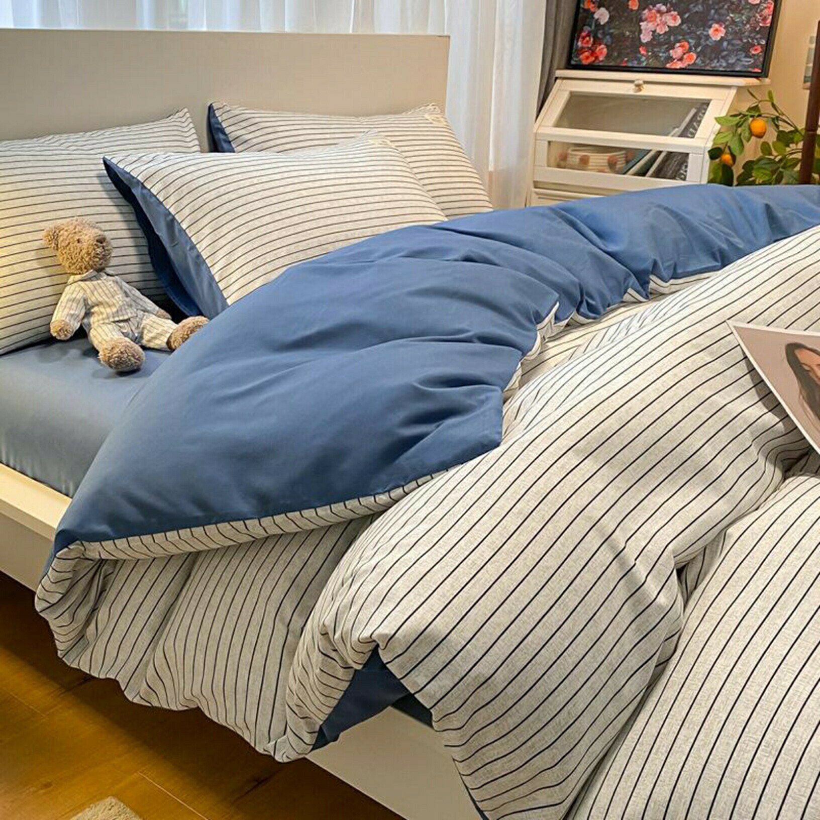 　　　 ◆◇◆売れている秘密◆◇◆ 【内容と仕様】（シングル）：掛け布団カバー150*200cm、フラットシーツ200*230cm、枕カバー48*74cm*2枚 （セミダブル）：掛け布団カバー180*220cm、フラットシーツ230*230cm、枕カバー48*74cm*2枚 （ダブル）：掛け布団カバー200*230cm、フラットシーツ230*240cm、枕カバー48*74cm*2枚 【超柔らかいタイプ】一般的な掛け布団カバーと比べると、高密度の生地を厳選し、表面にピーチスキン加工を施し、薄起毛による風合い豊かでなめらかでしっとりとした肌触りに仕上げました。 【加工方法】活性プリントの加工方法を利用して、耐変色性が強いです。季節を問わず使用でき、夏にはサラサラすべすべで、冬にはすぐに体温が寝具に伝わり気持ちは良いです。 【丸洗いOK】ご家庭でのお洗濯可能（洗濯機で丸洗い、手洗いできる）。軽量で持ち運びやしい、一般的な綿を使った肌掛け布団に比べると乾きが早く、汗をかきやすい季節でも気軽に洗えて清潔にお使いいただけます。 【滑らかな触感】蒸し暑い夏を、冷感なレーヨン寝具カバーセットでお楽しみください。写真と全く同じなめらかな質で、たれ感があります。ツルツル素材で、肌に優しく、一度体験したら忘れられない感触です。 　　　◆◇◆注意事項◆◇◆ご覧のモニターの環境、撮影環境により実物と色味が異なって見える場合がございます。湿った状態で他のものと擦り合わせると色が移る恐れがあります。濃色品の洗濯時は、白色、淡色と分けて洗ってください。説明 【ご来店ありがとうございます】 ※購入前に慎重にサイズをお選びくださいますようお願いいたします。 ※フラットシーツのサイズは実際のベッドサイズより大きく測ってお選びください。 ※ご使用前には一度お洗濯をしてください。 【丸洗いOK＆着脱が簡単】 布団カバーは入り口部分は開閉しやすいファスナータイプ。お洗濯時のカバー交換も楽々とできます。 冬でも寝ている時は意外と汗をかいています。だからお手入れも簡単な方がいいです。お家での洗濯機で簡単に洗えるので、いつも清潔に保ちます。 【洗濯方法】 ※洗濯機で洗えます。何度も洗濯機で気軽に洗えるので、いつでも清潔と快適に保てます。 ※長くご愛用いただくためには、乾燥機や漂白剤の使用をできるだけお避け下さい。 ※生地に負担をかけ、色ちゃや毛羽立ちの原因にもなります。 ※濃い色のものと一緒のお洗濯にもお避け下さい。 【ご注意】： ▼サイズが手測りですので、多少の誤差があり、あらかじめご了承ください。 ▼商品写真はできる限り実物の色に近づけるよう加工しておりますが、お客様のお使いのモニター設定、お部屋の照明等により実際の商品と色味が異なる場合がございます。 ▼この商品は海外倉庫より直送のため、発送後7-10日前後にお届けします。 ※もし、商品について何が質問があれば或いは届けた商品には何が問題があれば、メールで連絡してください。平日9:00-18:315に返事いたします。よろしくお願いします。