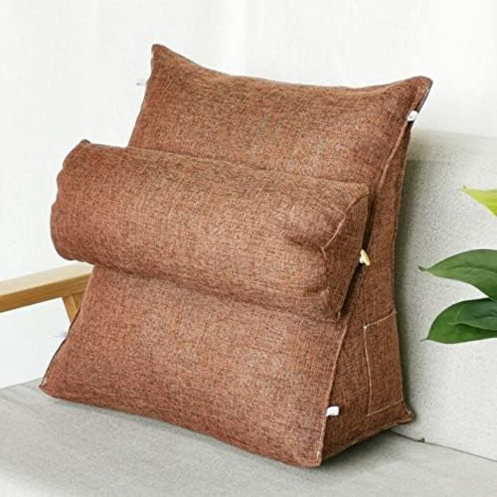 　　　 ◆◇◆売れている秘密◆◇◆ 日本人の特に女性の方に嬉しいソファークッション！3段階の調節可能な枕で、リラックスモードにぴったりです。 うつ伏せ寝の方にも最適なうつぶせ寝クッション！ノートパソコンを使ったり、スマホを見たりするときも楽ちんです。 テレビ枕や読書用まくらとして最適！しっかりとした質感のテレビクッションは、ベットに座ってリラックスできます。 ギフトやプレゼントに最適！三角枕は家族や友人、彼氏や彼女へのプレゼントに喜ばれること間違いなしです。 コンパクトなサイズで、横45×高さ45×奥行22cmと場所を取らずに使える4wayの背もたれクッション！使い方いろいろ、収納場所にも困りません。 　　　◆◇◆注意事項◆◇◆ご覧のモニターの環境、撮影環境により実物と色味が異なって見える場合がございます。湿った状態で他のものと擦り合わせると色が移る恐れがあります。濃色品の洗濯時は、白色、淡色と分けて洗ってください。説明 驚くべき多機能の大きな三角形クッション、快適な読書やリラックスのための必需品 多目的利用可能！立って座る、リラックスモード、うつぶせ寝、読書やテレビ視聴用に最適なクッション。 調節可能な枕が女性に特に嬉しい！3段階で調節可能な足枕にもなる便利なソファークッション。 アームレストのないコンパクト設計！狭い場所にも収まるうつぶせ寝クッション。 テレビ視聴や読書用に最適！しっかりとした質感のテレビクッションは、ちょうど良い傾斜で快適な時間を過ごせます。 多彩なギフトに最適！家族や友人、パートナーへの誕生日や新築祝いに喜ばれる三角枕は贈り物として最適です。