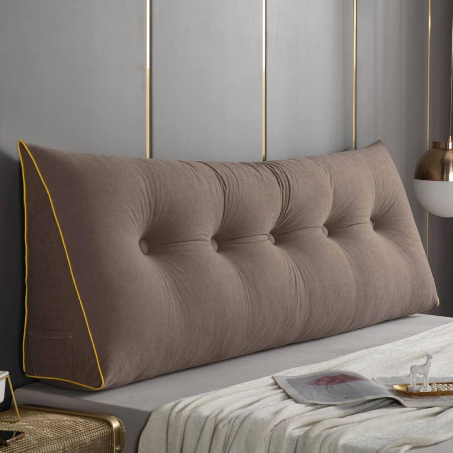 　　　 ◆◇◆売れている秘密◆◇◆ 【人間工学に基づいたデザイン】人体工学に基づく設計:楔形枕は人体工学に基づいて設計され、同時に腰、背中、首、頭を科学的に完全に支持し、座り方を大幅に改善した。同時に腰部に異なる外物の耐性を提供し、頸椎と腰部の圧力をできるだけ軽減する。 【対象者とシーン】学生、会社員、運転手、は長期コンピュータ、健康に問題のある人。ベッド、オフィスチェア、ソファ、その他の背もたれを支える場面など、あらゆる場面で使用できます。この枕は、、母の日、クリスマス、誕生日プレゼント、記念日、父の日など、ほとんどの機会やフェスティバルに適しています。 【サポート枕】子供がベッドやソファーで電子ゲームをしているとき、大人はいつも彼らの悪い座り方が骨格の健康発育に影響を与えるのではないかと心配しています。そして、この枕は科学的なサポートを提供してあなたの面倒を解消することができます。背中を支え、骨の成長を守る力を提供します。 【広く使われています】標準的なベッド、デイベッド、プラットフォームベッド、寮のベッド、二段ベッド、またはその他のベッドには快適なヘッドボードが必要です。深いソファ、ベンチ、ポーチスイング、トレーラー、窓際の座席、またはその他の深い場所でも快適な背中のサポートが必要です。 【子供を守る】遊びや寝ている間にうっかり他の場所に頭をぶつけるのではないかと心配している場合は、このクッションを優先的に選ぶと、子供を傷つけないように効果的に保護できます。 商品発送のタイミング：通常、ご注文から2〜3日営業日内を目安にご発送致しております。 商品到着のタイミング：通常、ご発送から6〜8日営業日以内に到着いたします。 土曜?日曜?祝日?繁忙期明けには配送が混雑いたしますので、お届け時間は多少前後する場合がございます。納期の確認等はごメールにてお気軽にお問い合わせ下さいませ。 　　　◆◇◆注意事項◆◇◆ご覧のモニターの環境、撮影環境により実物と色味が異なって見える場合がございます。湿った状態で他のものと擦り合わせると色が移る恐れがあります。濃色品の洗濯時は、白色、淡色と分けて洗ってください。説明 -