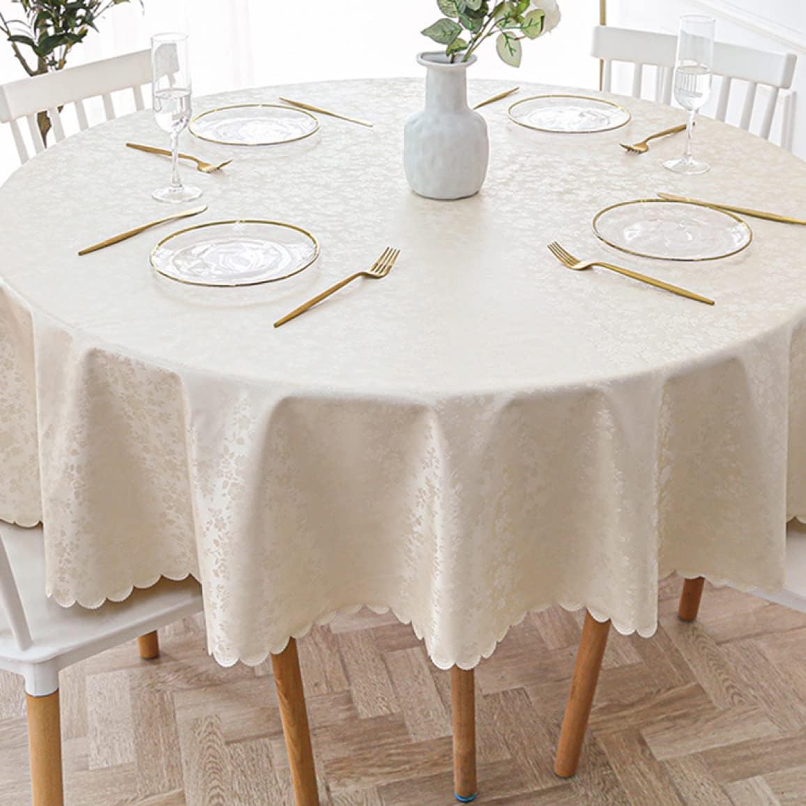 　　　 ◆◇◆売れている秘密◆◇◆ ★　材質：PVC ビニール　機能：防水 防油 防カビ 撥水 撥水加工 撥油 洗える 防汚加工 耐久 耐熱 お手入れ簡単　　サイズ：（円形）約120cm 140cm 160cm 180cm 200cm 　おススメ：テーブルサイズより40-60cm 大きいテーブルクロスサイズを選択してください、各側に20-30cmの垂直エッジを残します。 ★　【撥水加工】テーブルの汚れ?傷を防止、撥水、撥油加工を施しているので、飲み物やスープ、お醤油などをこぼしてしまっても浸み込まないのでサッと拭きあげるだけで大変便利です。お子様がいる家庭は、食べこぼしや汁物こぼれも安心！簡単に洗浄、普段のお手入れは簡単な拭き取りで十分です。 ★　【様々な場所の使用】表面を保護しながら、ダイニングテーブルを瞬時に明るくします。毎日の食事、キッチンテーブル、テーブル、野外ピクニックキャンプ、バーベキュー、バイキング、宴会、パーティー、家族、誕生日、結婚式、ホテル、レストラン。テーブルクロス、ピクニック布、写真の背景の布として機能させることができます。 ★　【丈夫で優れた耐久性】耐久性に優れており、長時間の使用が可能です。清掃が簡単でテーブルの磨耗を防ぎます、適度な厚みで、食器やコップを置いた時のショックと音を和らげます。長寿命などの利点がありまして、お客様のダイニングテーブルをキズと汚れより守ります。 ★　【シンプルなデザイン】シンプルな北欧デザインは色々な装飾スタイルに適合します。日常の食事を華やかな雰囲気をプラスします。素朴な色合いのカラーがおしゃれに食器引き立てます。上品な柄で、高級感もあり、落ち着いたお部屋の雰囲気を作ります、テーブルやお部屋の空間を豪華に演出します。 商品発送のタイミング：通常、ご注文から2〜3日営業日内を目安にご発送致しております。 商品到着のタイミング：通常、ご発送から6〜8日営業日以内に到着いたします。 土曜?日曜?祝日?繁忙期明けには配送が混雑いたしますので、お届け時間は多少前後する場合がございます。納期の確認等はごメールにてお気軽にお問い合わせ下さいませ。 　　　◆◇◆注意事項◆◇◆ご覧のモニターの環境、撮影環境により実物と色味が異なって見える場合がございます。湿った状態で他のものと擦り合わせると色が移る恐れがあります。濃色品の洗濯時は、白色、淡色と分けて洗ってください。説明 ご来店ありがとうございます 特徴 1、雰囲気変える お部屋が一気に明るくなる?? みんなハッピー、楽しい食卓。適度な厚みで、食器やコップを置いた時のショックと音を和らげます。テーブルを傷や汚れから守り、テーブルの使用寿命を長くなります。このテーブルクロスはお客様の最良の選択です。 2、撥水加工 こちらの食卓カバーは表面に撥水加工が施されているので、液体がビーズ状になって転がり落ちるため、ワイン、コーヒー、オイル、ドレッシングなどの液体はすぐ拭けば簡単に拭きとることができます。 3、実用性と耐久性が高い 高品質の生地なので、通気性抜群で、生活に実用性と耐久性は高くて、絶対家事に助かることになります。なお、無地のデザインで、どの風の家にも高級感が溢れています。 4、ご家庭でのお洗濯もOK！ 基本的には洗濯いらずで、拭き取るまたは手洗いを推奨していますが、 洗濯機をご使用の場合は必ず洗濯ネットに入れて、弱水流など「手洗いモード」でお洗濯してください。 5、シーンを問わずに使える こちらのテーブルマットはシンプルなデザインと使いやすい長方形で、シーンを問わずにお使いいただけます。テーブルクロスはもちろん、事務机、学習テーブル、茶卓などに使用できます。 商品仕様 素材：PVC サイズ：（円形）約120cm 140cm 160cm 180cm 200cm カラー：ブラック 黒 ブラウン 茶色 グリーン 緑 ブルー ネイビー 紺 ピンク ライトブラウン ホワイト 白 グレー 灰色 ワインレッド イエロー 黄色い ローズレッド オレンジ カーキ レッド 赤 パープル 紫 ベージュ 注意事項 おススメテーブルの四辺とも20〜30cmの余裕を残してください。すなわち、テーブルカバーのサイズはテーブルより40〜60の余裕を残す必要です。 ※輸送途中の高温などの原因で、PVC素材特有の匂いがある場合がございます。匂いが気になる時は製品を開梱してから、しばらく風通しの良い場所に放置して、匂いは消えます。 ※サイズ詳細等の測り方はスタッフ間で統一、徹底はしておりますが、若干の誤差(約2〜3cm前後)がある場合がございます。 ※パソコンのモニター設定により、写真と実際の商品は色合いが異なる場合があります。 予めご了承ください。 ご不明な点はお気軽にお問い合わせください。 商品在庫について ●在庫数更新が間に合わずご注文頂いた商品が欠品となる場合もございます、大変ご迷惑をお掛けする場合がございますが、あらかじめご了承くださいませ。 テーブルクロス 田園風 PVC ビニール 北欧 防水 撥水 ビニールテーブルクロス 食事テーブルクロス おしゃれ 撥水テーブルクロス テーブルマット テーブルカバー 花柄 正方形 北欧風 長方形 ホーム装飾 ダイニングテーブル マルチクロス 防油 耐熱 厚手 通気性 新築祝い 滑り止め 防塵 汚れ防止 手入れ簡単 ティーテーブル 台所 キッチン用品 飾り インテリア 多用途