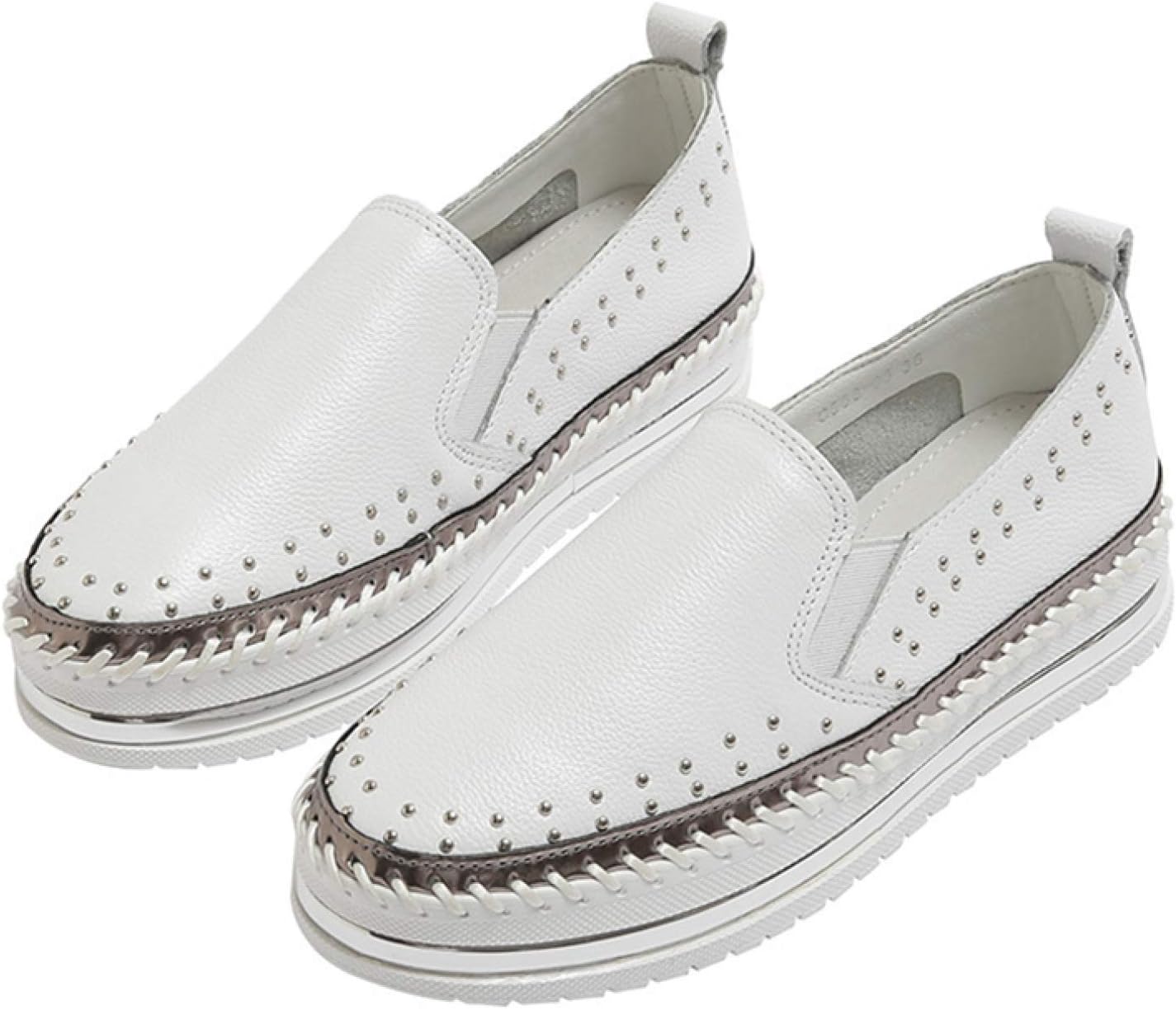 　　　 ◆◇◆売れている秘密◆◇◆ 【ヒール：4cm】【サイズ：22.0cm 22.5cm 23.0cm 23.5cm 24.0cm 24.5cm 25.0cm】【カラー：ブラック ホワイト】 ?【オシャレに差を付ける】リベットが付いたアッパーは、かわいいと格好良いを両方兼ね備えたハイデザイン。他にないデザインがお洒落に差を付けます！ ?【履きやすい】楽に脱ぎ履きできるうえ、ひもを結ぶ手間いらずで、手を使わず足入れできるから毎日楽にはいていただけます。 ?【履き心地いい】裏材は牛革で蒸れにくく快適な履き心地を実現。アウトソールにはラバーを採用しているので滑りにくく、安定した歩行をサポートしてくれそう。 ?【ファッションで大活躍】デニムやカラーパンツとの相性も抜群で、お買い物、旅行、ダンスの衣装などなどなど...様々なシーンで、そしてオールシーズンお召しいただける一足です。 　　　◆◇◆注意事項◆◇◆ご覧のモニターの環境、撮影環境により実物と色味が異なって見える場合がございます。湿った状態で他のものと擦り合わせると色が移る恐れがあります。濃色品の洗濯時は、白色、淡色と分けて洗ってください。説明 ※定番でシンプル、ファッションのスリッポンスニーカーが登場！※ ▼商品説明 すっきりとした細身のシルエットが、足元から上質な大人カジュアルを演出するシンプルスリッポン。 ふわっふわなインソールクッションは長時間履いてもノンストレス。 甲深だけど両サイドにゴムがあるから脱ぎ履きしやすく、忙しい朝にも助かるアイテム。 さらに、履き口のもちっとした柔らかなクッションが足当たり優しくフィット。 滑りにくい合成ゴムのアウトソールはクッション性が高く、足にかかる負担を軽減しスムーズな歩行をサポートするのも嬉しいポイント。 歩きやすさや履きやすさにこだわっているから、ちょっとしたお買い物から遠出のお出かけや旅行にも幅広く重宝します。 ▼アイテム キーワード 厚底 スリッポン スニーカー カジュアルシューズ レディース フラットシューズ ぺたんこ 履きやすい 痛くない 柔らかい 疲れない 防滑 大きいサイズ小さいサイズ カジュアル 旅行 お出かけ 帰省 ドライブ 立ち仕事 散歩 ローヒール ブラック アイボリー ブルー ネイビー カーキ モカ ホワイト グレー 灰色 黒 白 茶色 紺 青 春 夏 秋 冬 春夏 秋冬 かわいい 可愛い おしゃれ 大人カワイイ 靴 女性 大人 ファー シンプル フラットヒール 脱ぎやすい 定番 スムース調 本革 革 ▼商品について知っておいていただきたいこと 1. 生産時期により、色合い、風合い、質感に差が生じる場合があります。 2. 新品出来立てのため、万が一、匂いがする場合があります。風通しの良いところに掛けていただけたら匂いが徐々に減ってきます。 3.何か質問がございましたら、お気軽にメールにてご連絡ください。弊店はできるだけ早めに対応いたしますので、ご安心ください。 5.21.5cm=33 22.0cm=34 22.5cm =35 23.0cm =36 23.0cm=36 23.5cm =37 24.0cm=38 24.5cm=39 25.0cm =40 25.5cm =41 26.0cm=42 26.5cm =43