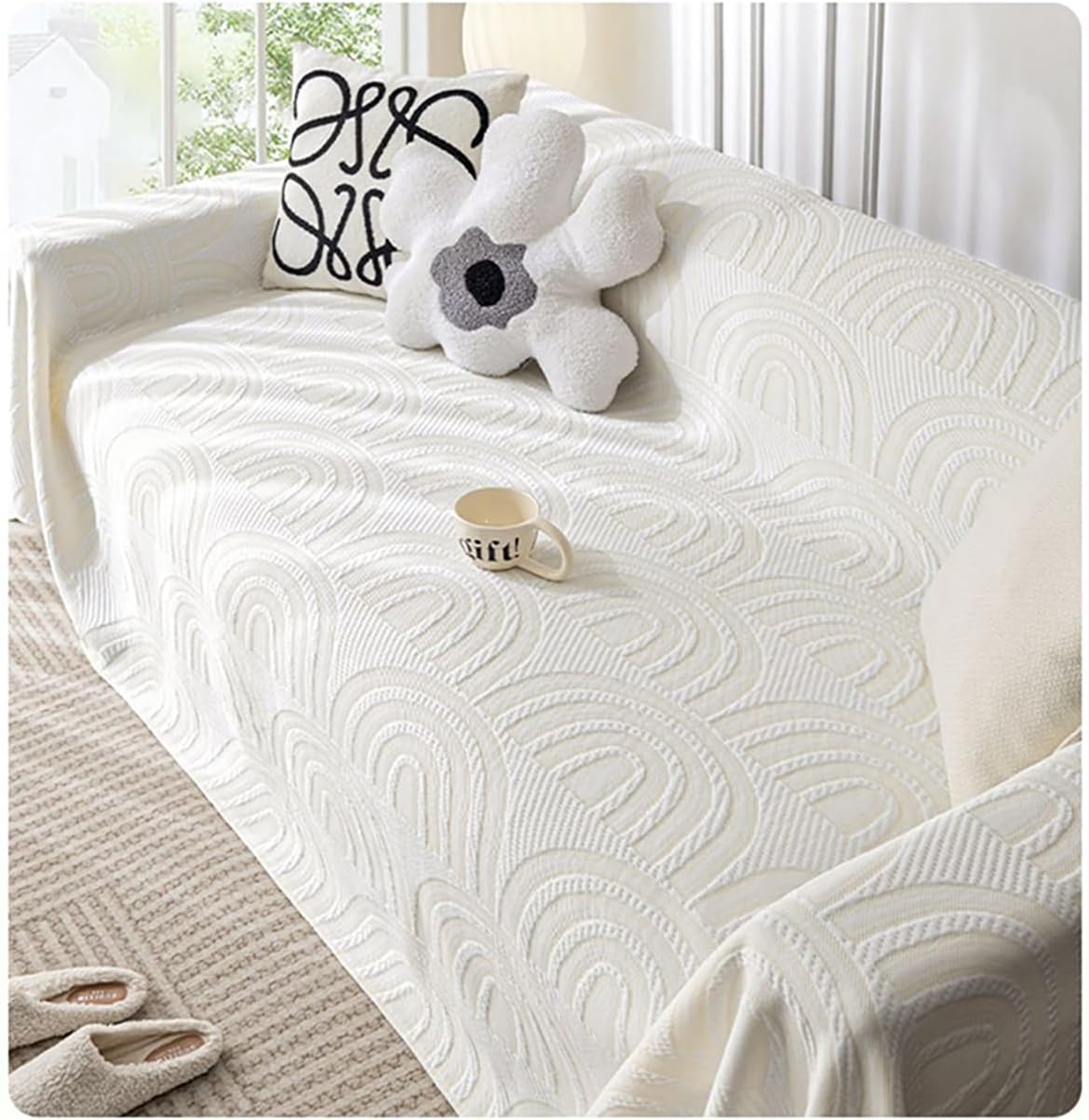 　　　 ◆◇◆売れている秘密◆◇◆ 【涼感ソファーカバー】上質なポリエステル混合生地を採用して、通気性がいい構造なので吸収した湿気や汗もすぐ蒸発し、吸湿?速乾性が抜群、エアコンとの併用でさらにひんやり！夏をより快適に過ごせます。 【北欧風マルチカバー】無地で上品なデザインでインテリアを北欧風に直ちに転換します。使うとお部屋の雰囲気をチェンジできます。お部屋のインテリアとしてもお使い頂けます。ナチュラルな風合いで、季節を問わず四季も通用できます。 【多機能保護カバー】かけるだけで、汚れ、ペットの毛、日常摩擦から大切なソファを保護し、ソファの寿命を延ばします。軽量で小さく折りたたむことができますので、収納時にも場所を取りません。子供、猫、犬のいる家族にお勧めいたします。 【広い使用範囲】ソファー?ベッドだけでなく、旅行毛布、キャンプカーペット、撮影の背景、膝掛け、お昼寝の時には掛布としていいです。実用性も美観性も備えているし、お気軽にお部屋の飾り付けられます。肘付きソファーと肘なしソファーでも対応可能です。 【清潔簡単】洗濯機洗い/手洗いは全部可能です。万が一汚れてしまったら、中性洗剤を使用し、30度以下の温水で洗濯用ネットの使用をおすすめいたします。漂白剤を使用せず、違う色の衣類と一緒に洗濯しないでください。 　　　◆◇◆注意事項◆◇◆ご覧のモニターの環境、撮影環境により実物と色味が異なって見える場合がございます。湿った状態で他のものと擦り合わせると色が移る恐れがあります。濃色品の洗濯時は、白色、淡色と分けて洗ってください。説明 【ご注意】ご購入頂く前に、ご自宅のソファーカバーを先にご測量ください。不確実の場合は、大きいサイズをオススメいたします。初めて包装を外した時にかすかなにおいがしたが、これは生産時の正常な現象です。製品が届いてきたら、まず洗浄してから使用するのはお勧めです。