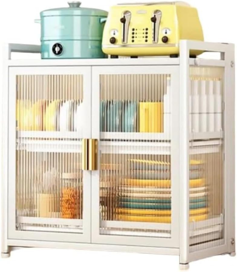 　　　 -------商品詳細------- 素材: 炭素鋼フレーム+アクリル扉。サイズ：1段：約42x27.5x32.5cm；2段：約42x27.5x46cm；3段：約42x27.5x60.5cm；カラー：ホワイト、ブラック； 【高品質素材】食器棚は炭素鋼なので、非常に強く、強い支持力があります。 お手入れが簡単で、湿らせた布で拭くだけでキレイになれます。耐荷重性に優れていて、 一般的な小型家電が置けます。キャビネットは四方が透明なので、中身が見えます。 両開き扉のデザインで、物を出し入れするのにとても便利です。 【折りたたみ可能】設置の煩雑な手順を減らすために、食器棚は折りたたみ可能な設計を採用した。商品を受け取ったら商品を広げて、ネジを穴の位置に合わせて固定し、2つのドアとフットレストを取り付ければ使用できます。 【収納力抜群】食器棚には、調味料、食品、フォーク、スプーン、ナイフなどの道具を保管するためのスペースがあります。 上部のスペースには、パン焼き機や豆乳焼き機などの小型家電を置くことができます。 また、いつでも水を集めることができ、細菌を繁殖させない水切りラックも備えている。 【どこでも大活躍】食器棚のサイズはそれほど大きくないので、いろいろなところに置けます。 キッチン、リビングルームのテーブル、テレビの横、バスルーム、部屋なども置けます。説明 -