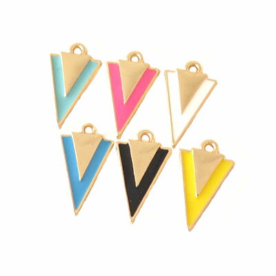 【10%OFFクーポン配布中】カラフルトライアングルチャーム2個セットメール便対応 アクセサリーパーツ ハンドメイド 手芸 クラフト ピアス イヤリング ネックレス ブレスレット ポップ カラフル 三角形 モチーフ