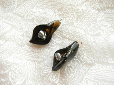 カラーのお花デザイン K10オニキスチャーム 黒蝶真珠ケシ付 ペンダント・ピアス用 セール sale ジュエリー jewelry アクセサリー accessory ゴールドアクセサリー チャーム 宝石 天然石 ファッション 大人コーデ プレゼント ギフト 贈り物 自分へのご褒美 きれい