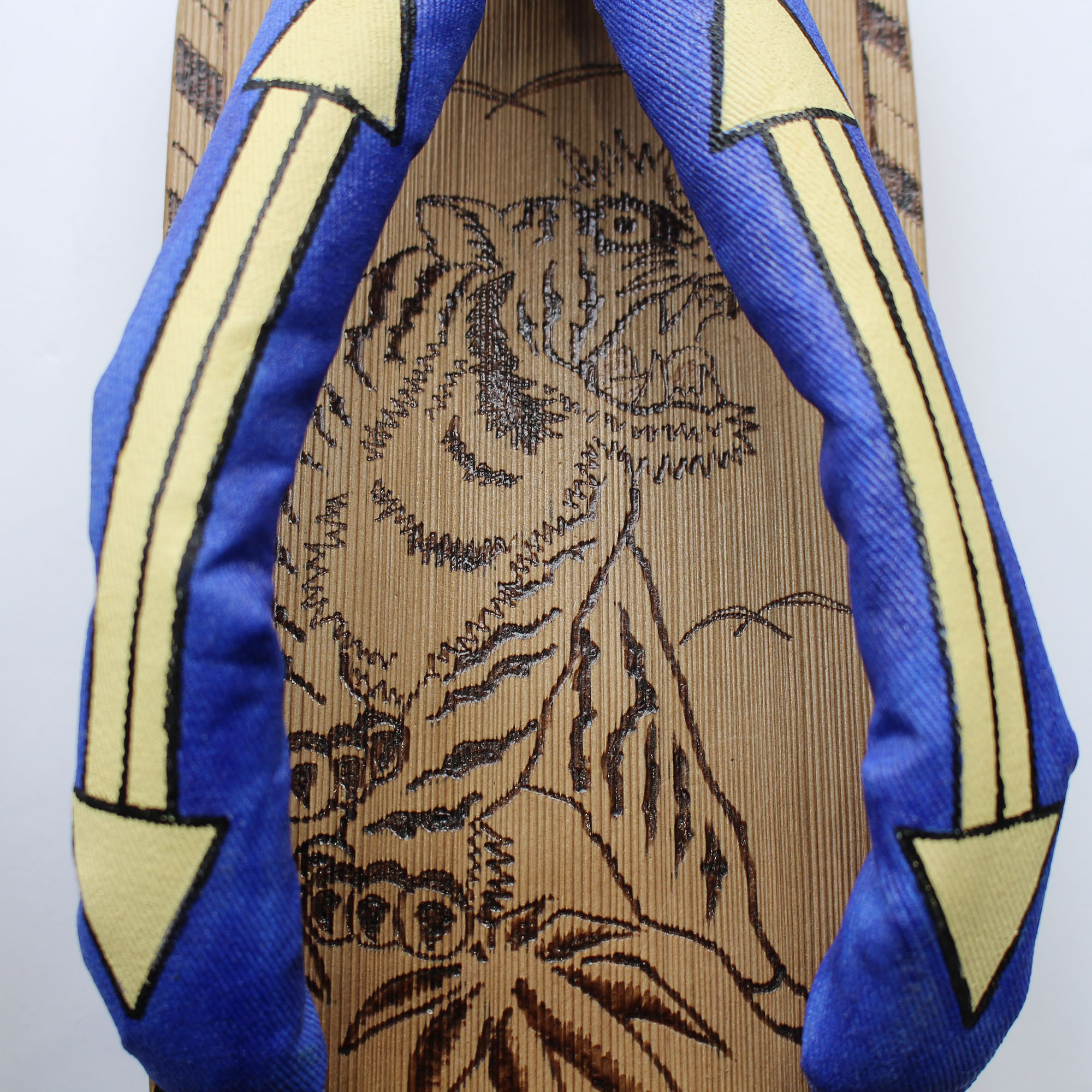[2025SS新作!]GETTA BURNING SANDALS（ゲッタバーニングサンダルス）SUKA-GETA SANDAL『TIGER FACE × ROARING TIGER』Blue｜作家物 和風アート下駄 サンダル｜ウッドバーニング焼き絵｜伝統工芸｜天然素材の一点物｜日本製 木曽ねずこ使用
