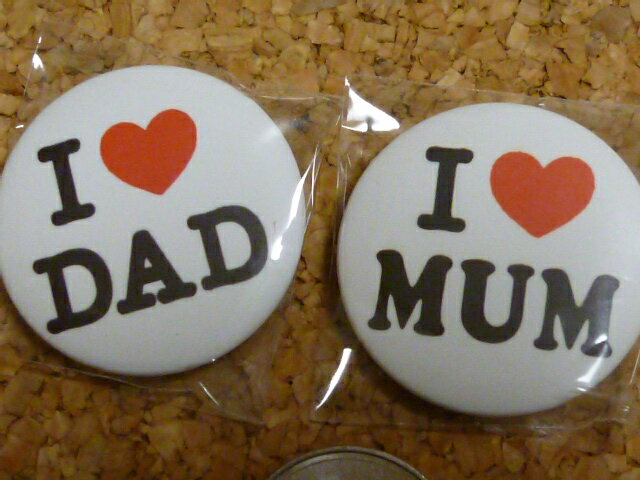 I LOVE DAD & I LOVE MUM 缶バッジ 2個セット Sサイズ 【 雑貨 / 缶バッチ / 面白缶バッジ / 父の日 母の日 /メール便可 】