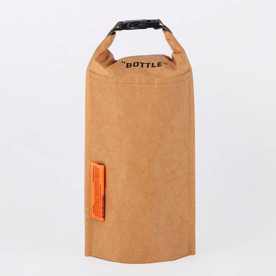 高密度ポリエチレンを使用した簡易保冷バッグシリーズ。好評のCOOLBAGが数多いリクエストの声に応えサイズやデザインなどをリニュアルしてリリース。新型となるBOTTLEサイズは600〜650mlのペットボトルがすっぽり入るサイズ。インバッグでも手提げでも。また別売りの78630 MULTI WEAVE BELTを付属させる事でショルダーバッグとしても使用可能。仕様●SIZE:W16×H33(cm)●素材:ポリエチレン 内側：銀面シート（保冷部分）ポリエチレンテレフタレート（アルミ蒸着）※この商品は「神奈川県」から出荷します。WEEKEND(ER)（ウィークエンダー） COOLBAG/BOTTLE NATURAL