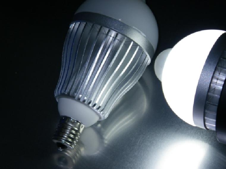e17 LEDセンサー電球　4W　昼光色（6000-6500k）, 人センサー付LED電球　3個以上 ...