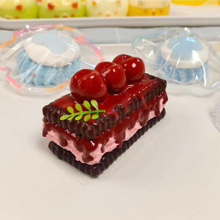 シーリングShop 楽天市場店のスクイーズ ケーキ 袋のまま 柔らかい もちもち 水感 握る ストレス解消 低反発 おもちゃ デザート 癒し系 女の子 握って遊ぶ 水感 粘着 ねっとり 触感 感触 触り心地 かわいい スクイーズ｜アングル2