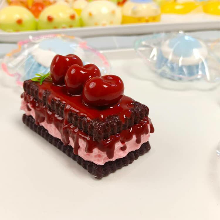 シーリングShop 楽天市場店のスクイーズ ケーキ 袋のまま 柔らかい もちもち 水感 握る ストレス解消 低反発 おもちゃ デザート 癒し系 女の子 握って遊ぶ 水感 粘着 ねっとり 触感 感触 触り心地 かわいい スクイーズ｜アングル3