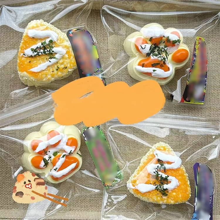 もちもちスクイーズ 肉球スクイーズ ケース 猫の手デザイン もちもちスクイーズ おにぎり 袋 シリコン製三角おにぎり パウチ 袋のまま 弾力性抜群で柔らかい手触り 柔らかい 握って遊ぶ パーティー記念品やストレス解消に最適 子供も大人も大好き m-si-ring-10006546 シーリングShop 楽天市場店 サンプル画像2