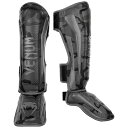 VENUM レッグガード ELITE SHIN GUARDS //レガース シンガード キックボクシング 総合 格闘技 防具 プロテクター 送料無料 ※ご注意※ ・レガースのスネに入っているVENUMの文字は左右で上下が異なります。 VENUM レガース「ELITE SHIN GUARDS／エリート シンガード」 定番人気の「ELITE」シリーズからのレッグガードです。 後ろはマジックテープ式となっているので、着脱が容易です。 （参考対応目安） Mサイズ 165m - 177m / 54.5kg - 70kg Lサイズ 177m - 186m / 70kg - 86kg XLサイズ 186m - 195m / 86kg -113kg ※ご注意※ ・レガースのスネに入っているVENUMの文字は左右で上下が異なります。 フランス発のMMAファイトブランド「VENUM／ヴェナム」 ボクシンググローブやヘッドガード、レガースといった格闘技用品だけでなく、ファイトショーツやラッシュガード、コンプレッションウェアといったウェアも人気のブランド 格闘技界にもファンは多く、UFC、RIZIN、PRIDE（当時）で活躍するファイターやBellator／ベラトール等で活躍する選手、K-1やムエタイ、キックボクシングで活躍する格闘家の多くが愛用しています。 近年では元WBO世界フェザー級王者、元WBO世界スーパーフェザー級王者であり現WBAスーパー・WBC・WBO世界ライト級統一王者のワシル・ロマチェンコ選手とのスポンサー契約をし、ボクシング界においてもVENUMのブランド名が広く聞かれるようになっています。 2021年4月からは実力・人気共に世界最大の総合格闘技団体「UFC」の公式スポンサーに就任！ 総合格闘技だけでなく、エクササイズ、エアロビクス、ヨガにも最適なスポーツウェアも扱っています！ ※当店はVENUMのオフィシャルリセラー（正規認定販売代理店）のため、全商品が正規品です。 ※※この商品は日本製と比較するとプリントのズレ、跳ね、縫い目のズレ、糸の解れなど全体的に若干品質が落ちます。ご了承の上、ご注文下さい。