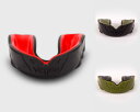 VENUM マウスピース CHALLENGER MOUTHGUARD //ヴェナム 格闘技 マウスガード ボクシング キックボクシング グローブ コンタクトスポーツ ラグビー アメフト サッカー 野球 送料無料 VENUMらしいデザインが特徴的なマウスピース 衝撃を吸収分散させる2重構造を採用。 ラグビー・アメリカンフットボール・ラクロス・格闘技・ボクシングなどのコンタクトスポーツに加えて、バスケットボール・サッカー・陸上競技・野球など幅広い競技にご使用頂けます。 使用方法 1.マウスピースを80℃位のお湯に約 30秒位浸しておきます。 (絶対に沸いているお湯に入れるとか水に入れて沸かさないで下さい。破損しますのでご注意下さい。) 2.お湯から取り出した後、適度に冷やし水気を取り上歯に深くはめ込みます。 3.口をつぐんだ後、マウスピースが上歯全体にひろがるように何回もかみます。 4.上唇の辺りを手で何回か押して歯に密着するように固定させます。 5.形態が決まれば口で取り出した後、冷水にもう一度入れた後、つけます。 (使用後には暖かい水で洗浄した後ケースに保管してください。) フランス発のMMAファイトブランド「VENUM/ヴェナム」 ボクシンググローブやヘッドガード、レガースといった格闘技用品だけでなく、ファイトショーツやラッシュガード、コンプレッションウェアといったウェアも人気のブランド 格闘技界にもファンは多く、UFC、RIZIN、PRIDE（当時）で活躍するファイターやBellator等で活躍する選手、K-1やムエタイ、キックボクシングで活躍する格闘家の多くが愛用しています。 近年では元WBO世界フェザー級王者、元WBO世界スーパーフェザー級王者であり現WBAスーパー・WBC・WBO世界ライト級統一王者のワシル・ロマチェンコ選手とのスポンサー契約をし、ボクシング界においてもVENUMのブランド名が広く聞かれるようになっています。 2021年4月からは実力・人気共に世界最大の総合格闘技団体「UFC」の公式スポンサーに就任！ 総合格闘技だけでなく、エクササイズ、エアロビクス、ヨガにも最適なスポーツウェア！ ※当店はVENUMのオフィシャルリセラー（正規認定販売代理店）のため、全商品が正規品です。 ※※この商品は日本製と比較するとプリントのズレ、跳ね、縫い目のズレ、糸の解れなど全体的に若干品質が落ちます。ご了承の上、ご注文下さい。