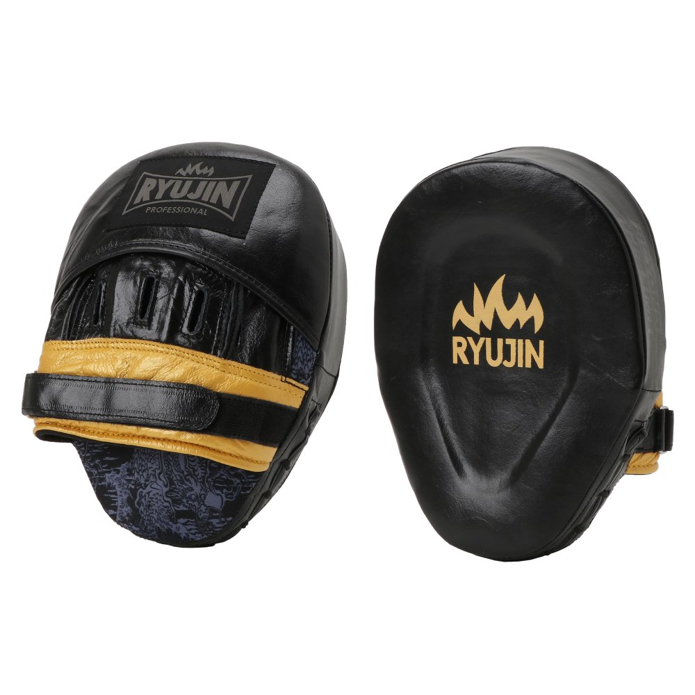 RYUJIN 本革 PRO パンチングミット 左右セットの価格 厚みがありながらトレーナーにも優しい軽量モデル。 湾曲面がヘビーヒッターの打撃もしっかり受け止めます。 衝撃吸収のため3層構造採用 ベルクロで手首をしっかり固定 速乾性に優れたドラゴン柄のCOOLMAX素材 サイズ（cm）：約25×19 重さ：約210グラム 厚み：約5.5センチ、中心部の丸みは、8cm厚のウレタンを使用 材質：高級本革