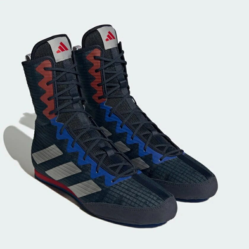 adidas Box Hog 4 ボクシングシューズ （HP6880） 定評あるモデル。ジムやリングでお馴染みのアディダス Box Hogボクシングシューズは、通気性に優れたメッシュアッパーの内側に補強を施した、高強度の運動にも耐えられる設計。 ダイカットEVAミッドソールウェッジがミッドフットにサポートをもたらし、安定感のある動きに貢献。 マット上で多方向へのグリップ力を発揮するアウトソールが、機敏なフットワークを促す。 アッパーにリサイクル素材を50％以上使用するなど、プラスチック廃棄物ゼロを目指すアディダスの取り組みの一つをカタチにしたアイテム。 レギュラーフィット シューレースクロージャー テキスタイルアッパー ラバーアウトソール アッパーのリサイクル材料含有率は50％以上 商品番号：HP6880 ＊サイズ選び（個人差あり！） サイズは普段の運動シューズより5ミリ大きめをお勧め致します。 足幅が狭い方は、運動シューズと同じサイズでも大丈夫です。 ※サイズ交換 未使用、破損（タグ、箱も含む）等がない場合、サイズ交換致します（弊社宛返送分送料はお客様負担となります。弊社から発送分は弊社が負担致します）。 ・タグは絶対に外さないで下さい。 ・商品のボックスに直接伝票を貼らないで下さい。 ・新品同様の場合のみご交換を承っております。