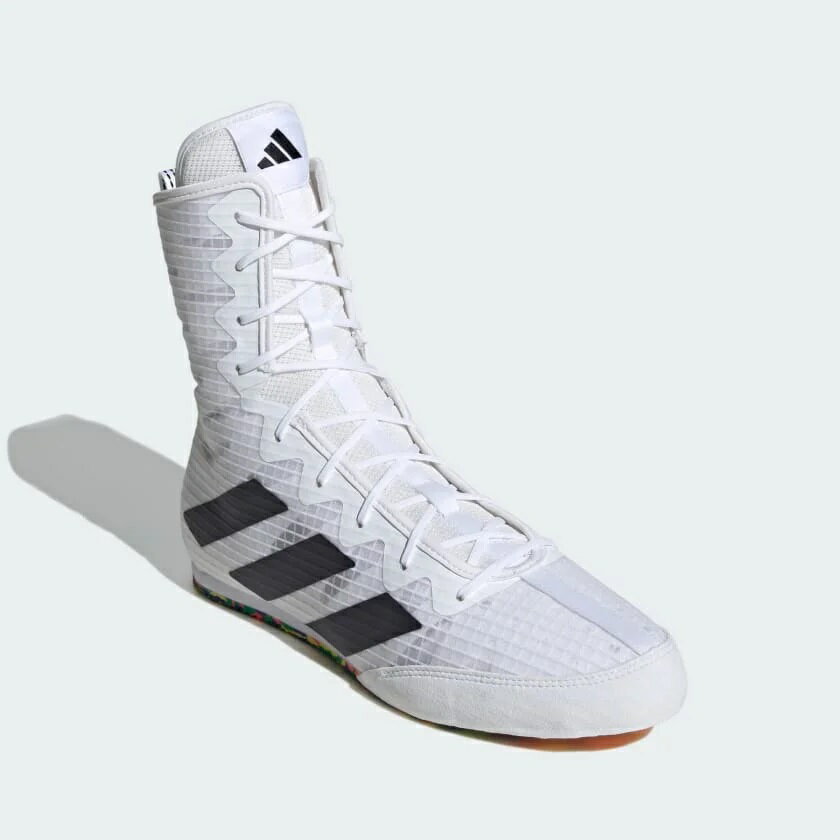 adidas Box Hog 4 ボクシングシューズ （ID5062） 定評あるモデル。ジムやリングでお馴染みのアディダス Box Hogボクシングシューズは、通気性に優れたメッシュアッパーの内側に補強を施した、高強度の運動にも耐えられる設計。 ダイカットEVAミッドソールウェッジがミッドフットにサポートをもたらし、安定感のある動きに貢献。 マット上で多方向へのグリップ力を発揮するアウトソールが、機敏なフットワークを促す。 アッパーにリサイクル素材を50％以上使用するなど、プラスチック廃棄物ゼロを目指すアディダスの取り組みの一つをカタチにしたアイテム。 レギュラーフィット シューレースクロージャー テキスタイルアッパー ラバーアウトソール アッパーのリサイクル材料含有率は50％以上 商品番号：ID5062 ＊サイズ選び（個人差あり！） サイズは普段の運動シューズより5ミリ大きめをお勧め致します。 足幅が狭い方は、運動シューズと同じサイズでも大丈夫です。 ※サイズ交換 未使用、破損（タグ、箱も含む）等がない場合、サイズ交換致します（弊社宛返送分送料はお客様負担となります。弊社から発送分は弊社が負担致します）。 ・タグは絶対に外さないで下さい。 ・商品のボックスに直接伝票を貼らないで下さい。 ・新品同様の場合のみご交換を承っております。