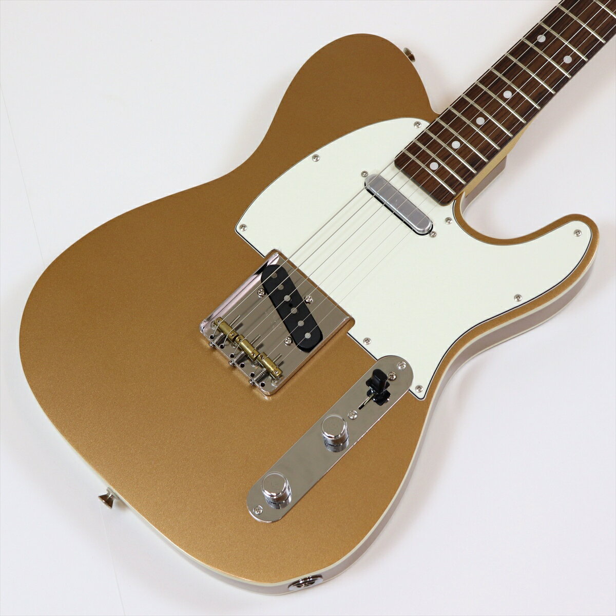 JV Modifiedシリーズは、現代のギタリストのニーズに合わせて、クラシカルな美学と現代のプレイアビリティを兼ね備えています。80年代初期から人気のある「ジャパンヴィンテージ」リイシューのアイデアをきっかけに作られたJV Modifiedギターは、クラシカルな仕様を現代版に洗練させたモデルです。JV Modified &#699;60s Custom Telecasterは、レゾナントバスウッドボディを採用し、ダブルバインド加工が優美さを醸し出しています。クラシカルなテレトーンを再現するために2基のシングルコイルピックアップを搭載し、4ウェイスイッチにより、シリーズまたはパラレル配線を切り替えて、各ピックアップを個別に、または両方のピックアップをすばやく選択できます。トーンコントロールのプッシュプルポットは、ポジション2と4の時に、フェーズスイッチのオン/オフによってピックアップを反転させることができます。ソフト"V"シェイプのメイプルネックは、シルキーで滑らかなサテン仕上げで、9.5インチラジアスメイプル指板とミディアムジャンボフレットを備え、快適なプレイアビリティを提供します。一味違うクラシカルなフェンダーテイストを求めているプレイヤーのために、JV Modifiedはヴィンテージなフェンダースタイルと現代のプレイアビリティのユニークな組み合わせを兼ね備えています。■特徴・Firemist Goldカラーのダブルバウンドバスウッドボディ・Thick Soft “V” シェイプのメイプルネック、9.5”インチラジアスのローズウッド指板・ヴィンテージサウンドを出力するピックアップ・ブラスバレルのブリッジ、ヴィンテージスタイルのロッキングチューナー・4ウェイスイッチにより、シリーズまたはパラレル配線の切替が可能・プッシュプルポットにより、ポジション2と4の時に、フェーズスイッチのオン／オフによってピックアップを反転することが可能・ミディアムジャンボフレットBody Material：BasswoodBody Finish：Gloss UrethaneBody Shape：TelecasterBody Binding：Bound Top and BackNeck Material：MapleNeck Construction：4-BoltNeck Finish：Satin Urethane with Gloss Urethane Headstock FaceNeck Shape：Thick Soft "V"Scale Length：25.5" (648 mm)Fingerboard Material：RosewoodFingerboard Radius：9.5" (241 mm)Number of Frets：21Fret Size：Medium JumboNut Material：BoneNut Width：1.650" (42 mm)Position Inlays：White DotSide Dots：WhiteTruss Rod：Single Action, Head AdjustBridge Pickup：Vintage-Style Single-Coil TeleNeck Pickup：Vintage-Style Single-Coil TeleControls：Master Volume, Master ToneSwitching：4-Position Pickup Selector Switch; 1. Bridge, 2. Neck/Bridge in Parallel, 3. Neck, 4. Neck/Bridge in Series.Configuration：SSAuxillary Switching：Push/Pull on Tone Control Activates Out of Phase ModeBridge：3-Saddle Vintage Style Tele with Barrel Brass SaddlesHardware Finish：Nickel/ChromeTuning Machines：Vintage-Style LockingPickguard：3-Ply ParchmentControl Knobs：Knurled Flat-TopSwitch Tip：Top Hat Style, BlackNeck Plate：4-BoltStrings：Nickel Plated Steel (.009-.042 Gauges)Case/Gig Bag：Included: Deluxe Gig Bag付属品：ギグバッグ、保証書シリアルナンバー：JV002324写真撮影日：2025年11月