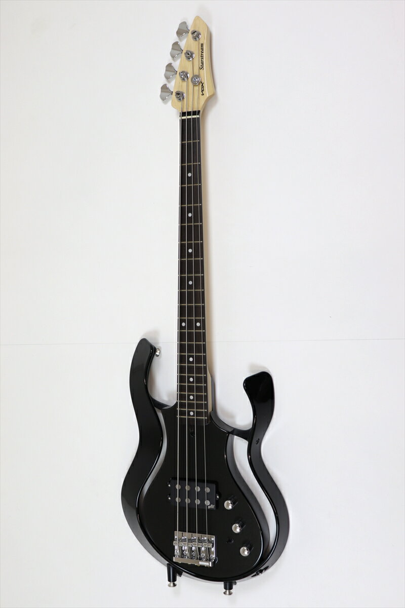 独創的なフォルムに秘められた絶妙なボディ・バランス！軽量設計、ショート・スケール、aguilar製ピックアップを搭載したStarstreamのベース版が登場！独創的なフレーム構造、軽量設計、絶妙なボディ・バランスにより、高いプレイアビリティを実現するStarstreamのコンセプトはそのままに、待望のベース版が登場。カスタム・モデルやワンオフ・モデルなどに採用され、ワンランク上のベース・サウンドを提供するaguilar製のオンボード・プリアンプとピックアップを搭載したスペシャル・モデルです。ショート・スケールを採用し、女性にも弾きやすく、持ち運びも苦にならない軽量・コンパクト設計等、見た目のインパクトさだけでなく、実用性に富んだ数々の仕様を実現しました。■絶妙なボディ・バランスを可能にするフレーム構造フレーム構造による軽量なボディながら、ストラップをつけてもヘッドの落ちない抜群のボディ・バランスを実現。見た目のインパクトだけでなく、高い次元でのプレイアビリティも実現しました。■30インチ（770 mm）ショート・スケールを採用スタンダードなベースのスケールは34インチですが、Starstream Bassでは30インチ・スケールを採用しました。弾きやすく、コンパクトですので、持ち運びも苦になりません。特に女性ベーシストにはオススメの一本です。■プリアンプにaguilar OBP-2 を搭載カスタム・モデルなどに使用され、ワンランク上のベース・サウンドを提供するオンボード・プリアンプとして定評のあるaguilar OBP-2を搭載。40Hzで+/-18dBのブースト/カット、6.5kHzで+/-16dBのトレブル・ブースト/カットが可能で、適切な周波数だけを強調。どのようにミックスしても素晴らしいベース・サウンドが得られます。■太くラウドな音色が特徴のミュージックマン・タイプaguilar AG-4Mを搭載ビンテージ感溢れるStingray のトーンと aguilar の特長である優れた弦間バランス、すべての音域におけるリッチな倍音を融合させたピックアップです。迫力のある低域から、クリアな高域まで圧倒的なワイドレンジを実現。OBP-2プリアンプと組み合わせれば、さらなる表現と自由な音作りが可能です。また、シリアル、パラレルの接続の切り替えによる音色バリエーションも持ち合わせています。■ゴトー製のペグとブリッジを採用信頼性の高いブランドのパーツにより、コンパクトながら安定性のある楽器となっています。■ボディアルダー■ネックメイプル770mmスケールミディアム・ジャンボ・フレットエボニー・フィンガーボード38mmナット■ブリッジ:Gotoh GB707 C L4■ピックアップAguilar AG-4M Humbucker × 1■オンボード・プリアンプAguilar OBP-2■コントロールVolumeノブ、ピックアップ・セレクター、トグル・スイッチ、Trebleノブ、Bassノブ（トーン・コントロール・ボリュームはスタック・タイプ）■アウトプット標準端子■電源9v バッテリー×2■付属品サドル調整レンチ、ネック調整レンチ、9Vアルカリ乾電池、ギグ・バッグCOLOR: MBMB (Frame and body: Metal Black)シリアルナンバー：000038写真撮影日：2024年3月