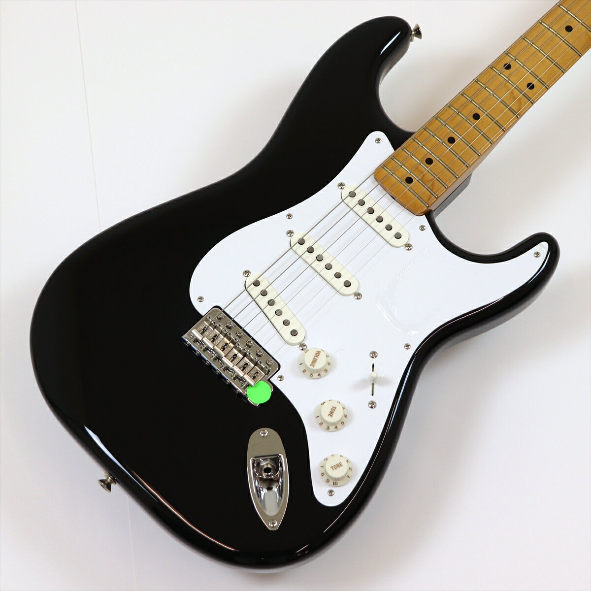 Vintera II 50s Stratocasterは、50年代のタイムレスなサウンドを現代に蘇らせ、フェンダーならではのアイコニックなルックス、インスピレーション、比類ないトーンを提供します。 Vintera II 50s Stratocasterは、アルダーボディとメイプルネックを採用し、パンチと透明感に溢れたクラシックなフェンダートーンを実現します。7.25インチラジアス指板とヴィンテージトールフレットにより、大胆なベンディングや繊細なビブラートが可能で、ヴィンテージの快適さが得られます。3基のヴィンテージスタイル'50sピックアップは、煌びやかさと温かみのあるクラシックなフェンダーサウンドを提供します。ヴィンテージスタイルのシンクロナイズドトレモロにより表情豊かなアーミングが可能で、ヴィンテージスタイルのチューニングマシンは、クラシックなルックスに加え、より細かいギア比とチューニングの安定性を向上させます。 Vintera II 50s Stratocasterのクラシックなヴィンテージフィールと比類なきフェンダーサウンドで、あなたにしかできない、新たな音楽の歴史を刻み始めましょう。 BODY：Alder BODY FINISH：Gloss Polyester BODY SHAPE：Stratocaster BODY MATERIAL：Alder HEADSTOCK：Stratocaster NECK MATERIAL：Maple NECK FINISH：Gloss Urethane NECK SHAPE：Mid '50s Soft "V" NECK CONSTRUCTION：4-Bolt Standard FINGERBOARD RADIUS：7.25" (184.1 mm) FINGERBOARD MATERIAL：Maple POSITION INLAYS：Black Dot SIDE DOTS：Black NUMBER OF FRETS：21 FRET SIZE：Vintage Tall SCALE LENGTH：25.5" (64.77 cm) TRUSS ROD：Vintage-Style Butt Adjust TRUSS ROD NUT：Vintage-Style Butt Adjust STRING NUT：Synthetic Bone NUT WIDTH：1.650" (42 mm) NUT MATERIAL：Synthetic Bone BRIDGE PICKUP：Vintage-Style '50s Single-Coil Strat MIDDLE PICKUP：Vintage-Style '50s Single-Coil Strat NECK PICKUP：Vintage-Style '50s Single-Coil Strat PICKUP CONFIGURATION：SSS CONTROLS：Master Volume, Tone 1. (Neck/Middle Pickups), Tone 2. (Bridge Pickup) SWITCHING：5-Position Blade: Position 1. Bridge Pickup, Position 2. Bridge and Middle Pickup, Position 3. Middle Pickup, Position 4. Middle and Neck Pickup, Position 5. Neck Pickup BRIDGE：6-Saddle Vintage-Style Synchronized Tremolo with Bent Steel Saddles BRIDGE MOUNTING：6-Screw Vintage-Style PICKGUARD：1-Ply White PICKUP COVERS：Parchment CONTROL KNOBS：Parchment Plastic SWITCH TIP：Parchment HARDWARE FINISH：Nickel/Chrome TUNING MACHINES：Fender Vintage-Style STRING TREES：Butterfly STRINGS：Fender USA 250L Nickel Plated Steel (.009-.042 Gauges) TREMOLO ARM：Screw-In NECK PLATE：4-Bolt Vintage-Style STRAP BUTTONS：Vintage-Style 付属品：ギグバッグ、保証書 シリアルナンバー：MX23033615 写真撮影日：2026年1月