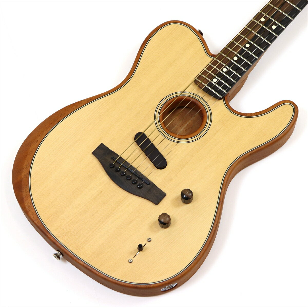 UNLIMITED EXPRESSIONAmerican Acoustasonic Telecasterは常に進化を続けるフェンダーの精神を体現した楽器です。Fishmanと共同開発した強力なサウンドプロセッサーを内蔵し、スタジオワーク／ライブパフォーマンスの両方において、幅広いアコースティックギターのトーンとエレクトリックギターのトーンを融合した、全く新しいユニークな表現を実現します。Acoustasonic Telecasterはアーティストのインスピレーションを駆り立てるエレガントでシンプルな製品設計となっています。オーガニックなプレイアビリティと近未来テクノロジーを両立し、音楽の領域を広げる可能性に満ち溢れています。コンター加工を施したホローボディ内には、特許を取得したStringed Instrument Resonance System（SIRS）テクノロジーを搭載し、迫力のあるナチュラルなヴォイシングと生き生きとした倍音が得られます。Acoustasonic Telecasterは、アコースティックギターをステージで使用する際にプレイヤーとエンジニアを悩ませるフィードバックや楽器を持ち替えた際のサウンドセッティングなどのチャレンジングな要素の多くを排除する工夫が組み込まれています。その要となっているのが、Fishmanと共同開発したサウンドプロセッサーです。ギターのナチュラルなサウンドを最適化しながらレゾナンスをモディファイすることで、ユニークなサウンド設計を可能にします。2種類のアコースティックピックアップが生み出す多彩なアナログギタートーンと、Acoustasonic Noiselessピックアップが生み出すエレクトリックギタートーンは、Modノブを使用することでブレンドでき今までにないサウンドをシンプルに作り上げることができます。Acoustasonic Telecasterはフェンダーのアイコニックな製品を数多く生み出してきたカリフォルニア州のコロナ工場でハンドメイドされています。Acoustasonic Telecasterはサウンドと表現の新たな境地を切り拓く、大胆不敵なアーティストのために作られた、次世代の楽器です。■特長・これまでにない音楽を創造する次世代ギターの新機軸・フェンダーとFISHMANが共同開発した新しいアコースティックエンジンは様々なアコースティックサウンドを切り替え得たり、ブレンドしたりすることができます。・特許申請中のSTRINGED INSTRUMENT RESONANCE SYSTEM（SIRS）テクノロジーで、迫力のあるナチュラルなヴォイシングと生き生きとした倍音が得られます。・3種類のピックアップを搭載：Fishmanアンダーサドルトランスデューサー、Fishman Acoustasonicエンハンサー、Fender Acoustasonic Noiselessピックアップ・快適なプレイアビリティを確保したボディコンター加工、マホガニーネックBody Material：MahoganyBody Shape：Modified TelecasterBody Finish：Polyester Satin MatteBody Top：Solid Sitka SpruceNeck Finish：Satin UrethaneNeck Material：MahoganyNeck Shape：Modern "Deep C"Scale Length：25.5" (64.77 cm)Fingerboard Material：EbonyFingerboard Radius：12" (305 mm)Fret Size：Narrow TallNumber of Frets：22Truss Rod Nut：1/8" American SeriesNut Width：1.6875" (42.86 mm)Nut Material：Graph Tech TUSQTruss Rod：Bi-FlexPosition Inlays：White DotControls：Master Volume, "Blend" Knob, 5-Way SwitchSpecial Electronics：3-pickup configuration: Under-Saddle Piezo/Internal Body Sensor/N4 MagneticBridge Pins：Graph Tech TUSQBridge：Modern AsymmetricalTuning Machines：Fender Standard Cast/Sealed StaggeredHardware Finish：ChromeStrings：Fender Dura-Tone 860CL Coated Phosphor Bronze (.011-.052 Gauges)Case/Gig Bag：Included: Deluxe 1225 Gig Bag付属品：ギグバッグ、保証書 シリアルナンバー：US241839A 写真撮影日：2026年6月 重量：約 2.19 kg