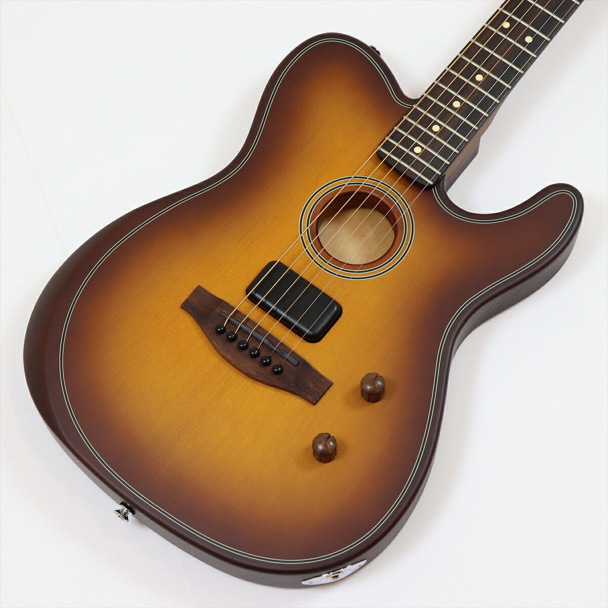 Acoustasonic Standard Telecasterは、アコースティックとエレクトリックという2つの異なるサウンドキャラクターの多彩なトーンを1つの楽器で楽しむことができるクリエイティブツールです。ブレイシングされたソリッドシトカスプルーストップ、フルチェンバー構造のボディ、革新的なFenderとFishman共同設計のアナログエレクトロニクス、ボリュームコントロール、マグネティックとピエゾの2種類のピックアップのブレンドコントロール、そしてFenderのアイコンとして親しまれている演奏性を備えたこのTelecasterは、Acoustasonicシリーズのパフォーマンスを手軽に体験できるエッセンスを備えています。■特長・Fender Acoustasonic Shawbucker、Fishmanアンダーサドルトランスデューサーの2ピックアップ構成・マスターボリューム、ブレンドコントロール（Magnetic-Piezo）・エルボーおよびバックコンター・ソリッドシトカスプルーストップ、ニヤトーボディ＆ネック・ローズウッド指板＆ブリッジボディ：Nyatohボディフィニッシュ：Satin Urethaneボディシェイプ：Acoustasonic Telecasterボディトップ：Solid Sitka Spruceボディバック：Nyatohボディサイド：NyatohBody Style：Acoustasonicボディ素材：Nyatohロゼット：Black/Aged Whiteネック：Nyatohネックフィニッシュ：Satin Urethaneネックシェイプ：Modern "Deep C"ネック：Bolt-Onフィンガーボードラジアス：12" (305 mm)フィンガーボードの素材：Rosewoodポジションインレイ：Ivory Dotフレット数：22トラスロッド：Dual-Action Head Adjustトラスロッドナット：4 mm Hexナット：Graph Tech TUSQナット幅：1.6875" (42.86 mm)ナットの素材：Graph Tech TUSQフレットサイズ：Medium Jumboスケール：25.5" (64.77 cm)コントロール：Master Volume, BlendSpecial Electronics：2-pickup configuration: Under-Saddle Piezo, Acoustasonic Shawbucker Magneticブリッジ：Modern AsymmetricalBridge Pins：Black Plasticハードウェアフィニッシュ：Chromeチューニングマシーン：Fender Standard Cast/Sealed with Hex Buttonsストリング：Fender 70CL 80/20 Bronze (.011-.052 Gauges)ストラップボタン：Standard Chrome付属品：ギグバッグ、保証書 シリアルナンバー：IWF25011118 写真撮影日：2026年7月 重量：約 2.12 kg