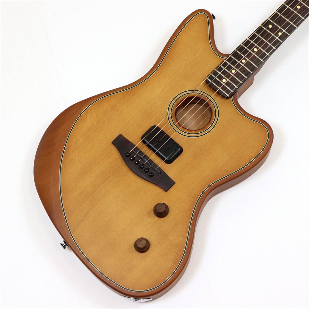 Acoustasonic Standard Jazzmasterは、アコースティックとエレクトリックという2つの異なるサウンドキャラクターの多彩なトーンを1つの楽器で楽しむことができるクリエイティブツールです。ブレイシングされたソリッドシトカスプルーストップ、フルチェンバー構造のボディ、革新的なFenderとFishman共同設計のアナログエレクトロニクス、ボリュームコントロール、マグネティックとピエゾの2種類のピックアップのブレンドコントロール、そしてFenderのアイコンとして親しまれている演奏性を備えたこのJazzmasterは、Acoustasonicシリーズのパフォーマンスを手軽に体験できるエッセンスを備えています。■特長・Fender Acoustasonic Shawbucker、Fishmanアンダーサドルトランスデューサーの2ピックアップ構成・マスターボリューム、ブレンドコントロール（Magnetic-Piezo）・エルボーおよびバックコンター・ソリッドシトカスプルーストップ、ニヤトーボディ＆ネック・ローズウッド指板＆ブリッジボディ：Nyatohボディフィニッシュ：Satin Urethaneボディシェイプ：Acoustasonic Jazzmasterボディトップ：Solid Sitka Spruceボディバック：Nyatohボディサイド：NyatohBody Style：Acoustasonicボディ素材：Nyatohロゼット：Black/Aged Whiteネック：Nyatohネックフィニッシュ：Satin Urethaneネックシェイプ：Modern "Deep C"ネック：Bolt-Onフィンガーボードラジアス：12" (305 mm)フィンガーボードの素材：Rosewoodポジションインレイ：Ivory Dotフレット数：22トラスロッド：Dual-Action Head Adjustトラスロッドナット：4 mm Hexナット：Graph Tech TUSQナット幅：1.6875" (42.86 mm)ナットの素材：Graph Tech TUSQフレットサイズ：Medium Jumboスケール：25.5" (64.77 cm)コントロール：Master Volume, BlendSpecial Electronics：2-pickup configuration: Under-Saddle Piezo, Acoustasonic Shawbucker Magneticブリッジ：Modern AsymmetricalBridge Pins：Black Plasticハードウェアフィニッシュ：Chromeチューニングマシーン：Fender Standard Cast/Sealed with Hex Buttonsストリング：Fender 70CL 80/20 Bronze (.011-.052 Gauges)ストラップボタン：Standard Chrome付属品：ギグバッグ、保証書 シリアルナンバー：IWF25010730 写真撮影日：2026年7月 重量：約 2.52 kg