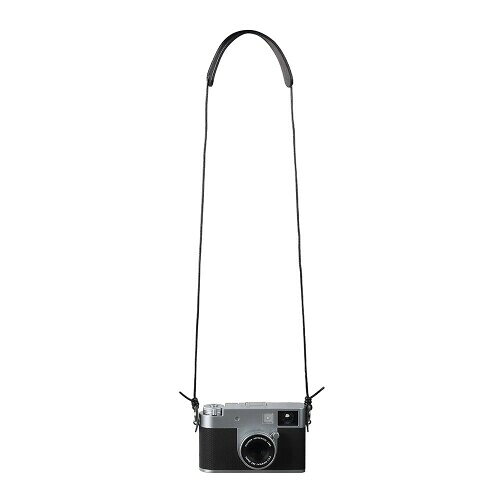 (DBZZ) 極細レザーネックストラップ, クイックリリース Fujifilm/Ricoh用 ブラック 極簡デザイン:このカメラストラップは極細の単一ストランド牛皮で精巧に製造されています。編み込みのない??で流れるようなデザインが、すっきりとしたレトロな美感を実現しつつ、丈夫な皮革構造によって確かな耐久性を保障しています 多くの小型カメラに対応:一眼レフカメラ、デジタルカメラはもちろん、適用Ricoh GR III・GR3X・GR2・GR1、Fujifilm X-HALF・X-M5・X-T30III などにも適合します 思いやりのデザイン:ショルダーパッド部分は本革素材を使用した幅広設計となっており、肩への負担を軽減するとともに、優れたフィット感を提供します 磨耗防止機能:接続部分に皮製プロテクターを装着しており、カメラ本体の磨耗を防ぎ、製品の耐久性を高めます 耐荷重性能:このストラップは耐久性に優れた牛皮で製造されており、テストによると 3〜4 キログラムの耐荷重に対応しています 説明 このカメラストラップは極細の単一ストランド牛皮で精巧に製造された極簡デザインで、編み込みのない??で流れるような形状がすっきりとしたレトロな美感を実現しつつ、丈夫な皮革構造によって確かな耐久性を保障しています。一眼レフカメラ、デジタルカメラはもちろん、思いやりのデザインとしてショルダーパッド部分は本革素材を使用した幅広設計となっており肩への負担を軽減するとともに優れたフィット感を提供します。また、接続部分に皮製プロテクターを装着した磨耗防止機能によりカメラ本体の磨耗を防いで製品の耐久性を高め、耐久性に優れた牛皮の素材特性でテストによると 3〜4 キログラムの耐荷重に対応しています 商品コード59081501981商品名(DBZZ) 極細レザーネックストラップ, クイックリリース Fujifilm/Ricoh用 ブラックカラーブラック※他モールでも併売しているため、タイミングによって在庫切れの可能性がございます。その際は、別途ご連絡させていただきます。※他モールでも併売しているため、タイミングによって在庫切れの可能性がございます。その際は、別途ご連絡させていただきます。