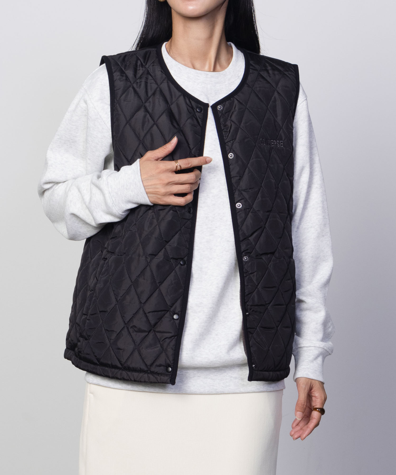 [今だけ！全品10％OFFクーポン]コンバース CONVERSE ベスト レディース キルティング 中綿 裏地 シャギー 暖かい トップス ドローコード ポケット ロゴ刺繍 ボタン Uネック