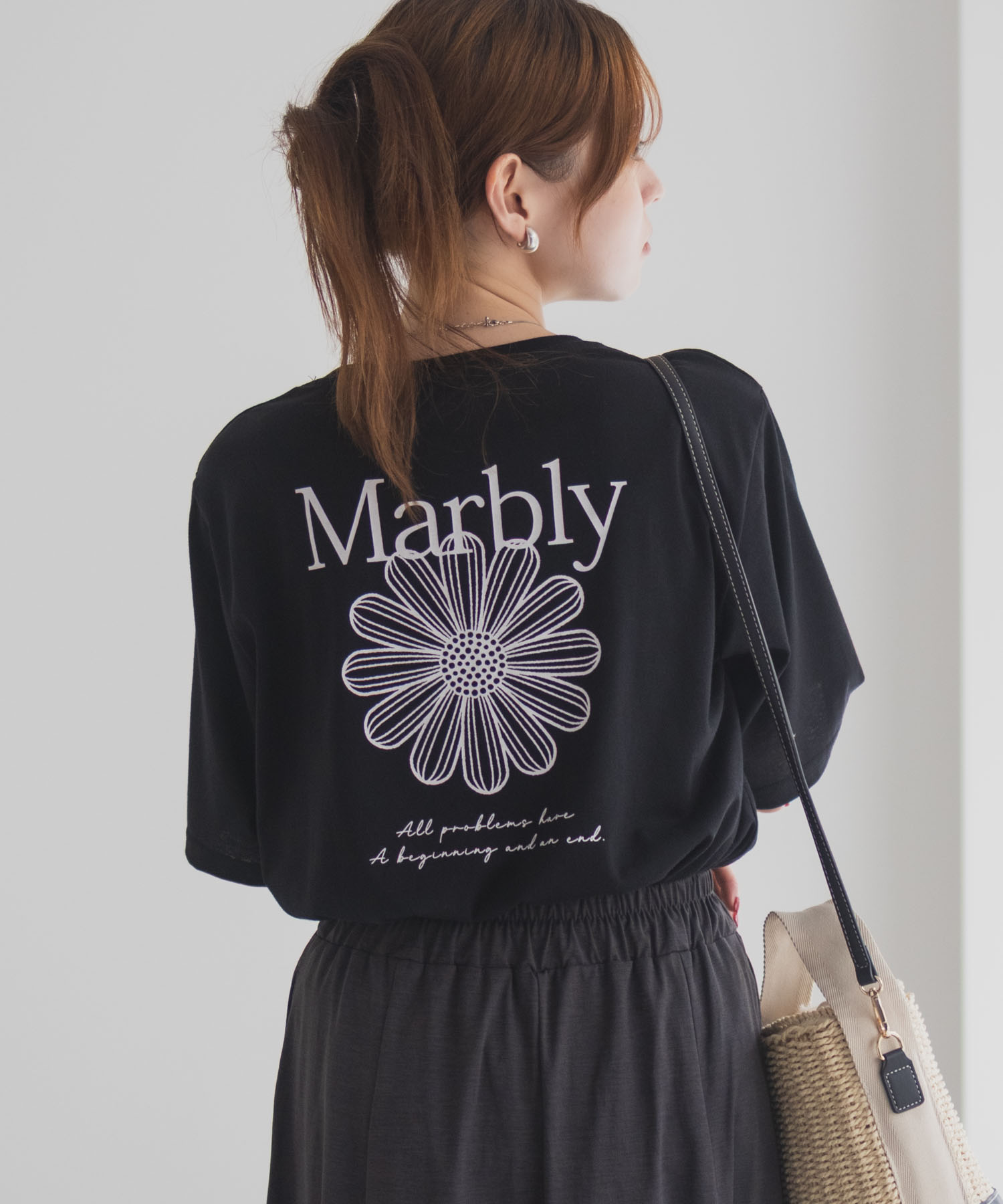 [今だけ！全品10％OFFクーポン]Tシャツ レディース 半袖 5分袖 ワイドシルエット ゆったり 大きめ トップス フラワーモチーフ バックプリント ロゴ 刺繍 白 黒 クルーネック カットソー